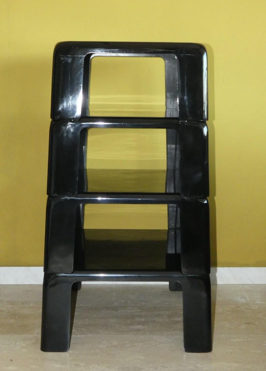 Set composed of four stackable small tables designed in 1967 by Mario Bellini for C&B Italia.
What's unique about Quattro Gatti side tables is the way they can be used...they can be used separately, or stacked to form a multi-tiered stand, or simply
