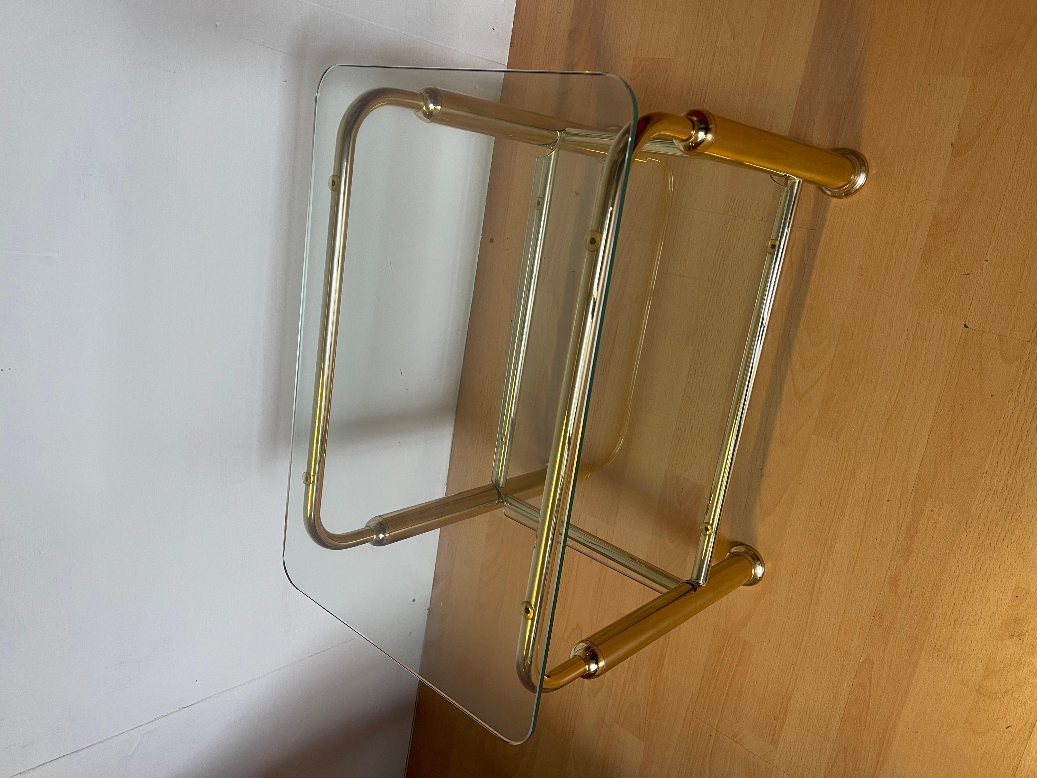 Tavolini italiano in ottone e vetro anni '90 Art Decó en venta