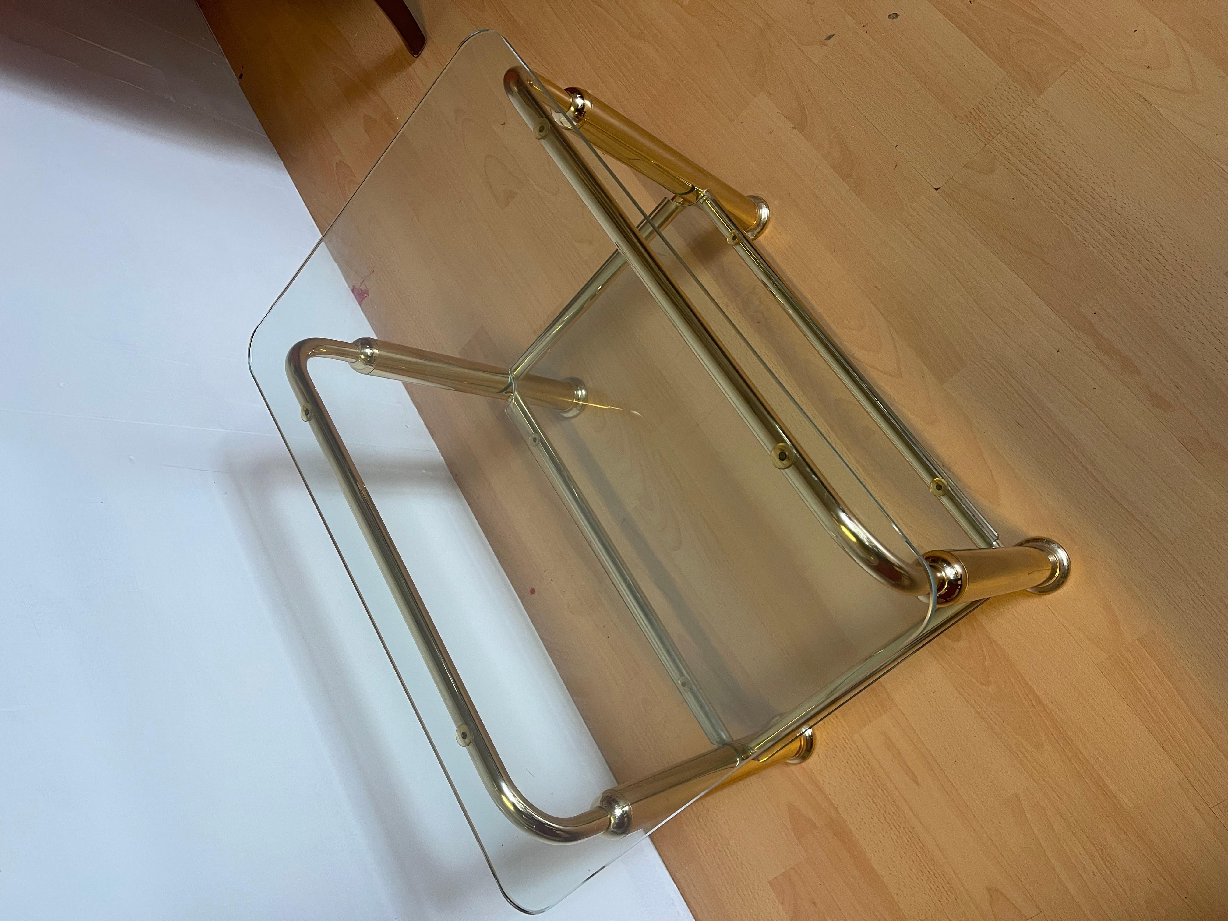 Tavolini italiano in ottone e vetro anni '90 Latón en venta