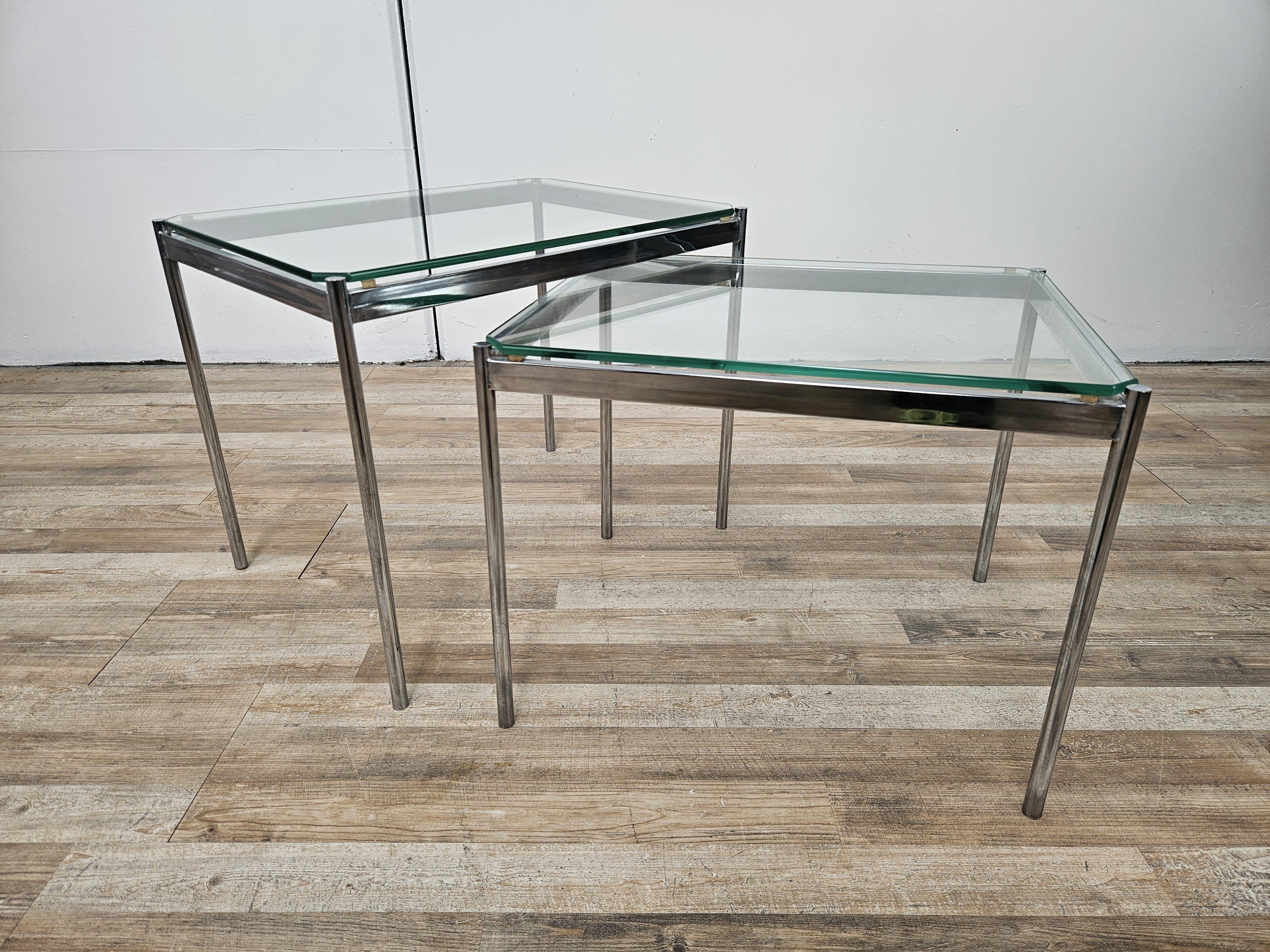 Deux tables basses des années 1970 avec structure en acier et plateau en verre transparent.

Modernes et fonctionnels, ils conviennent à tous les types de locaux.

Grande table basse : L 51cm P 37.5cm H 41.5cm
Petite table : L 47cm P 37.5cm H