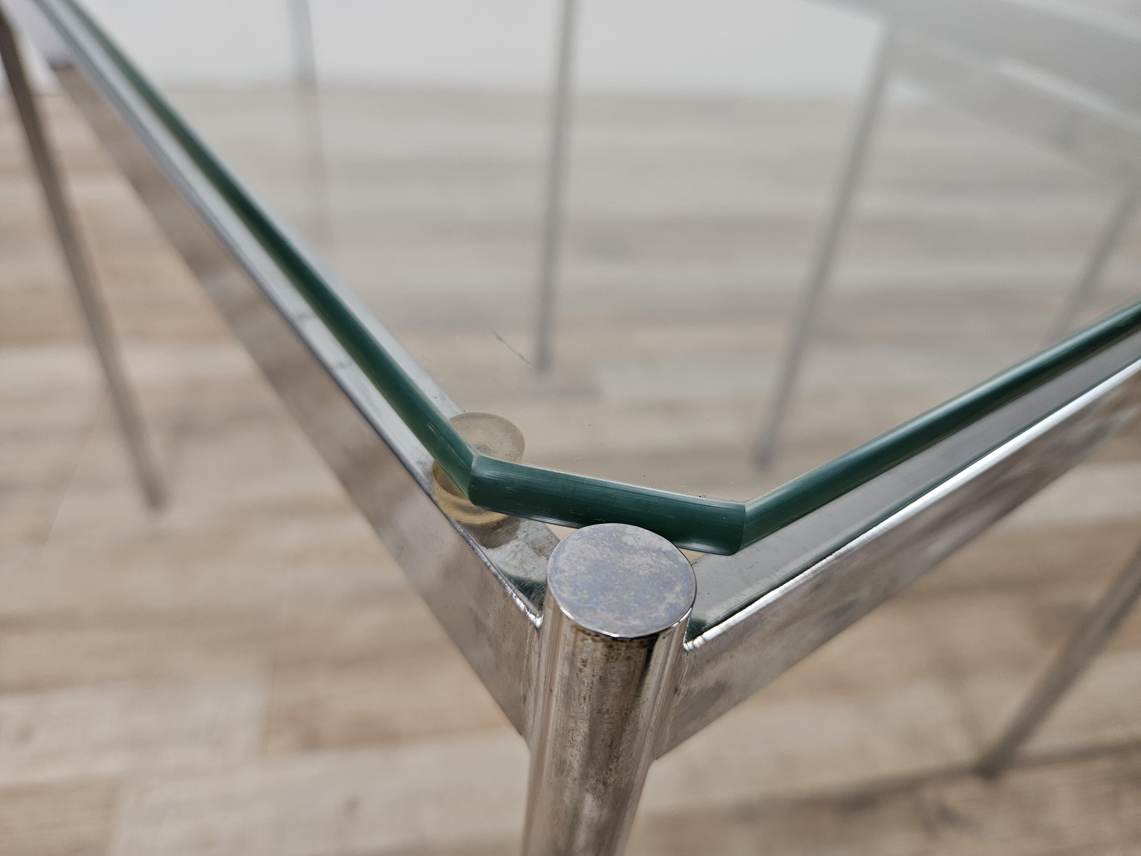 Late 20th Century Tables basses en acier et verre du milieu des années 1970 en vente