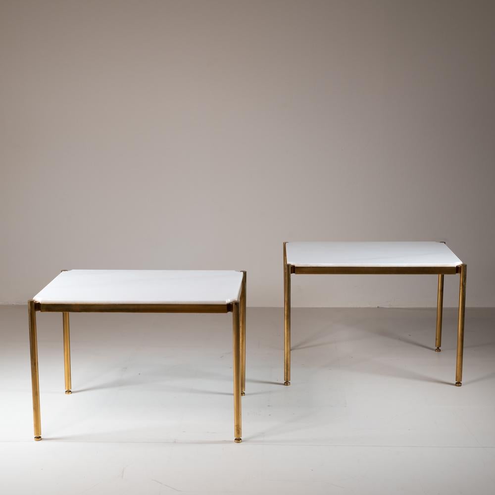 Découvrez l'élégance sophistiquée de ce set de 2 tables d'appoint conçu par Osvaldo Borsani pour Tecno, réalisé vers 1960. Cet extraordinaire ensemble de tables basses capture l'essence du design italien, combinant des formes élégantes et des