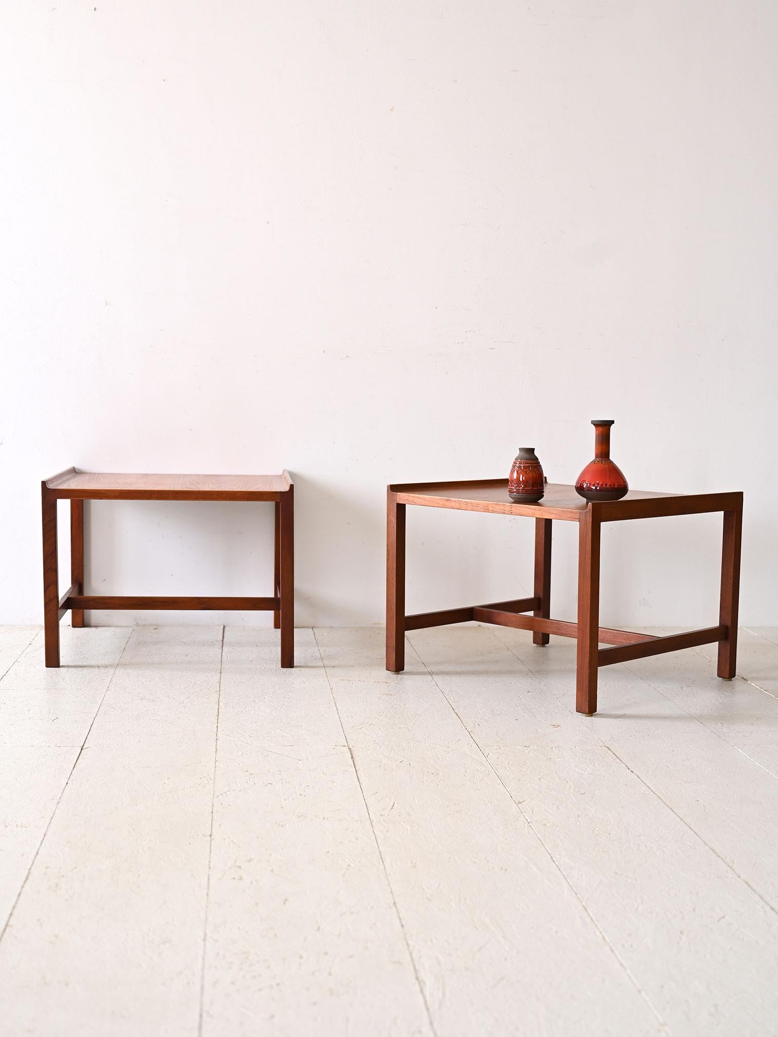 Ein Paar Couchtische, entworfen vom schwedischen Designer Karl-Erik Ekselius.                                                                                                                           Diese Teakholzmöbel aus den 1950er und 1960er