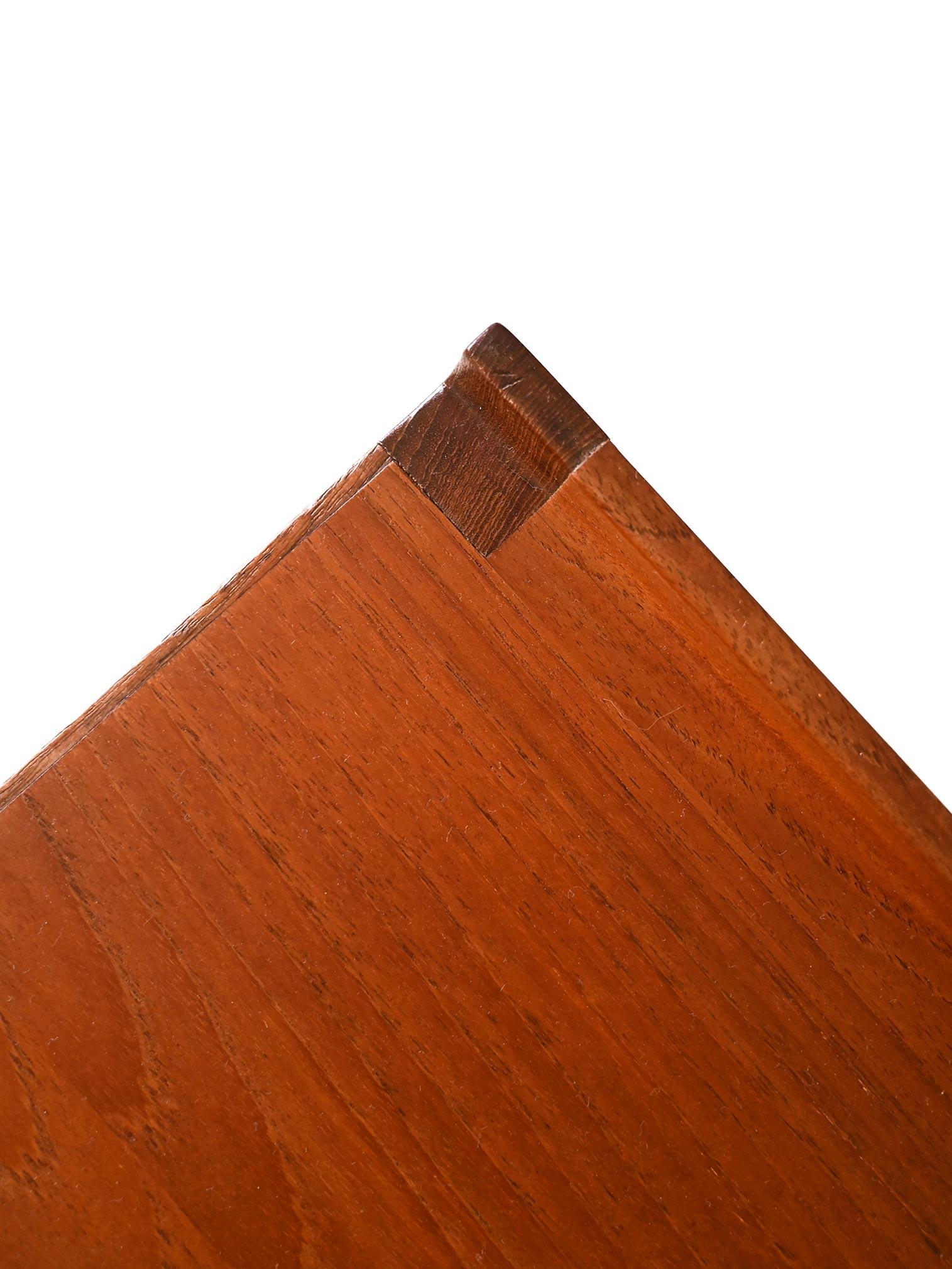 Schwedische Couchtische aus Teakholz im Angebot 1