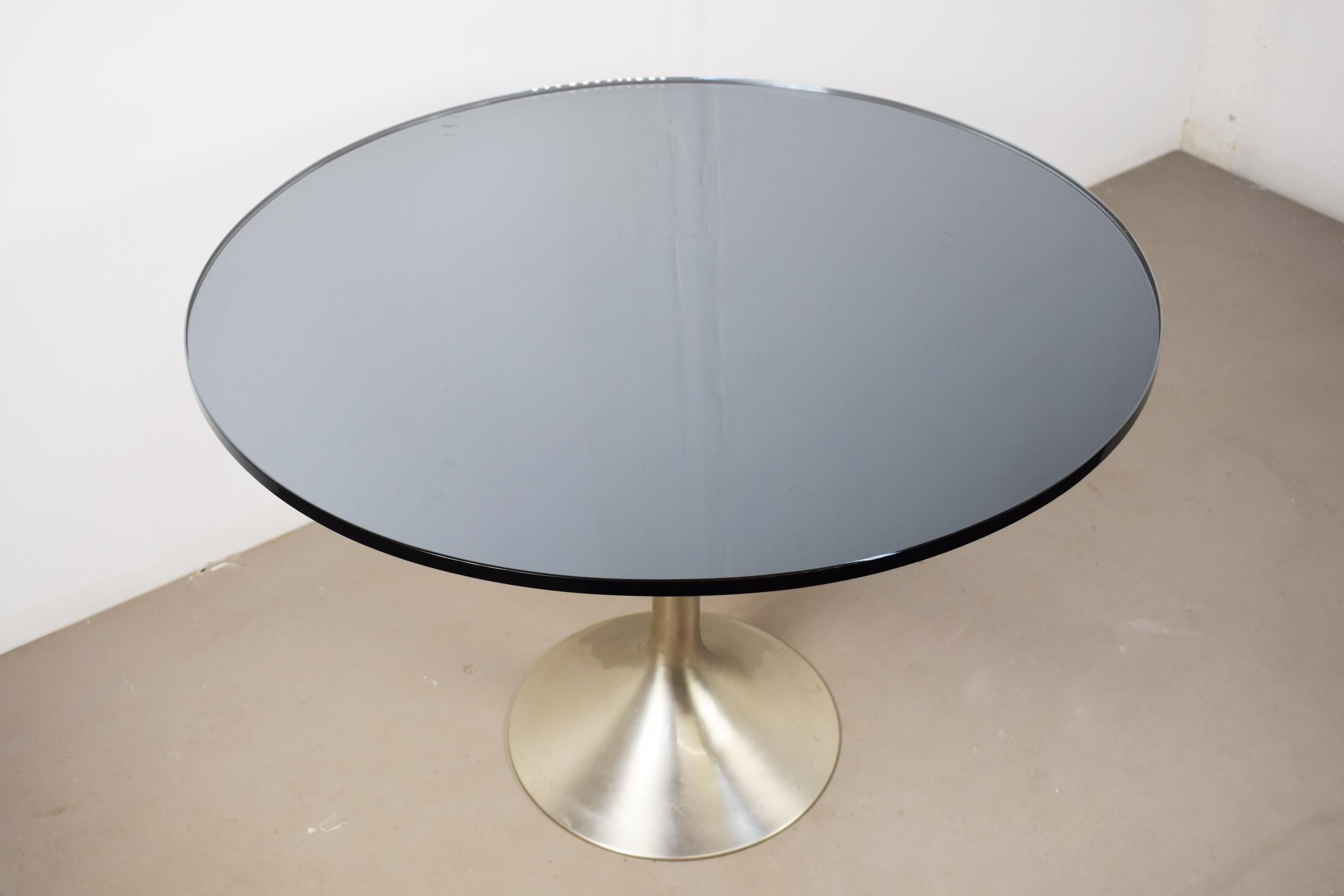 Raro taburete de salón modelo 2230 diseñado por Max Ingrand para Fontana Arte, fabricado en Italia a principios de los años 60.
Cristallo colorato e specchiato, piede in ottone nichelizzato spazzolato.
Buone condizioni, piccola barata nel vetro,