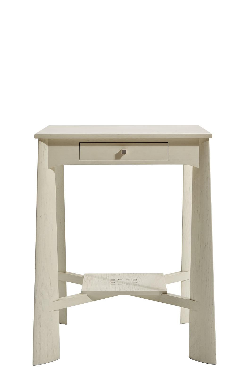 Table basse conçue par C.R. Mackintosh pour Cassina, réaménagé dans les années 1980. Elle dispose d'un tiroir sous le plateau et d'une étagère intermédiaire pour le rangement. La table se distingue particulièrement par la forme elliptique de ses