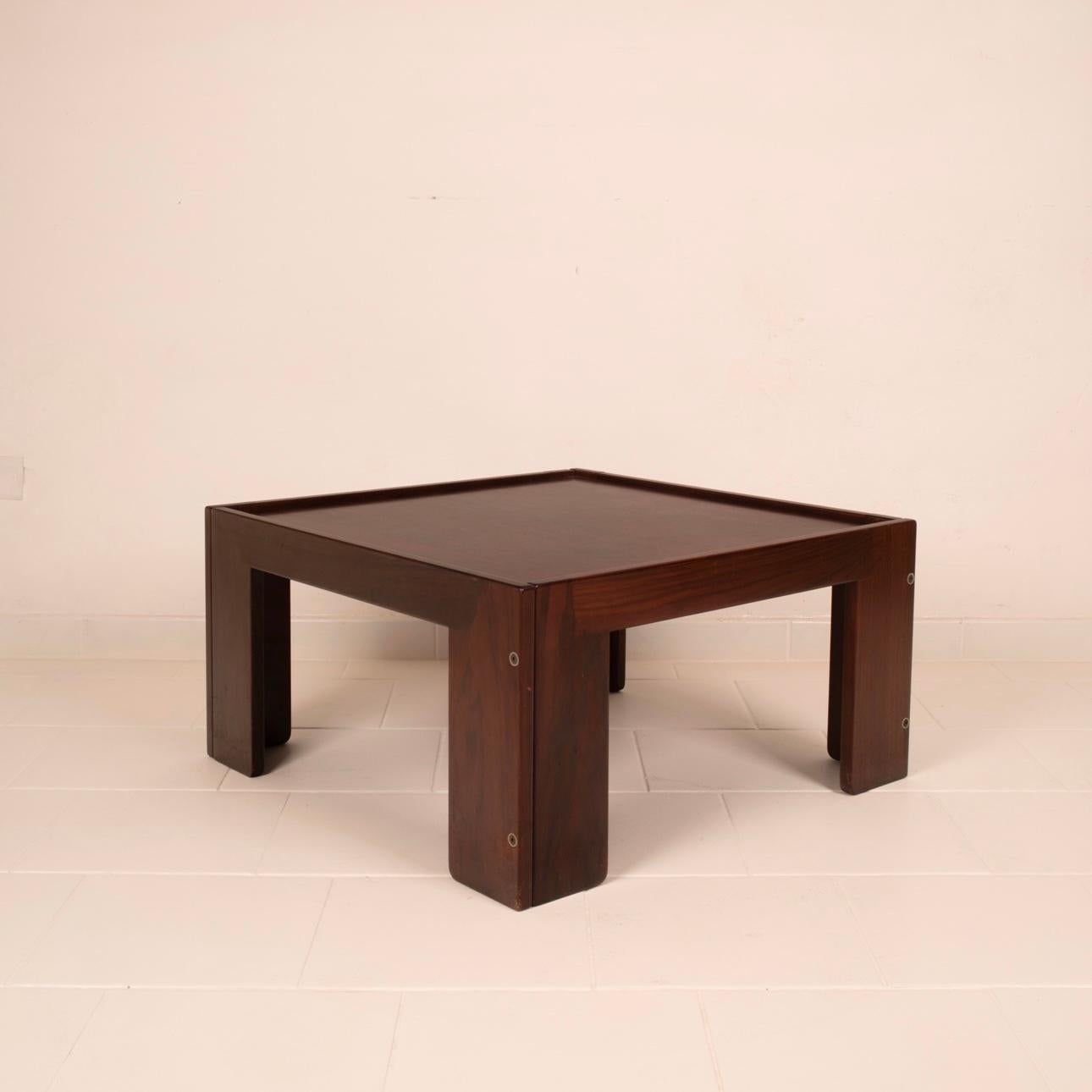 Beautiful model 771 side table designed by Afra and Tobia Scarpa for Cassina in the mid-1960s, originally produced and sold with the iconic 121 chairs from the same series. Entirely crafted from solid African rosewood, the table showcases