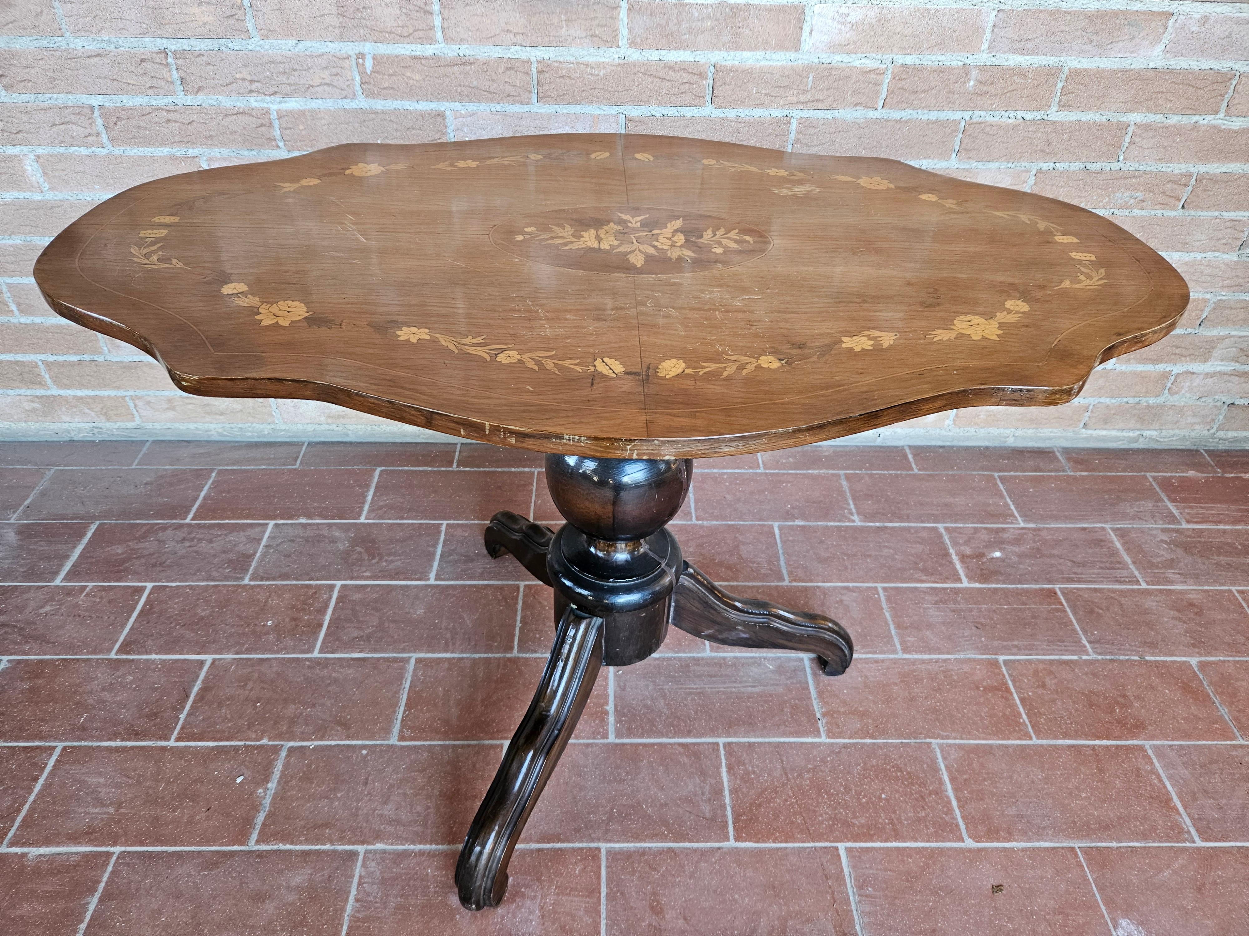 Italian-made cookie table circa 1940s in blond walnut with maple, rose maple, and mahogany inlays.
Worked and decorated top.

Perfect for a large living room or in between a couple of sofas.

Normal signs of wear due to age and use.

