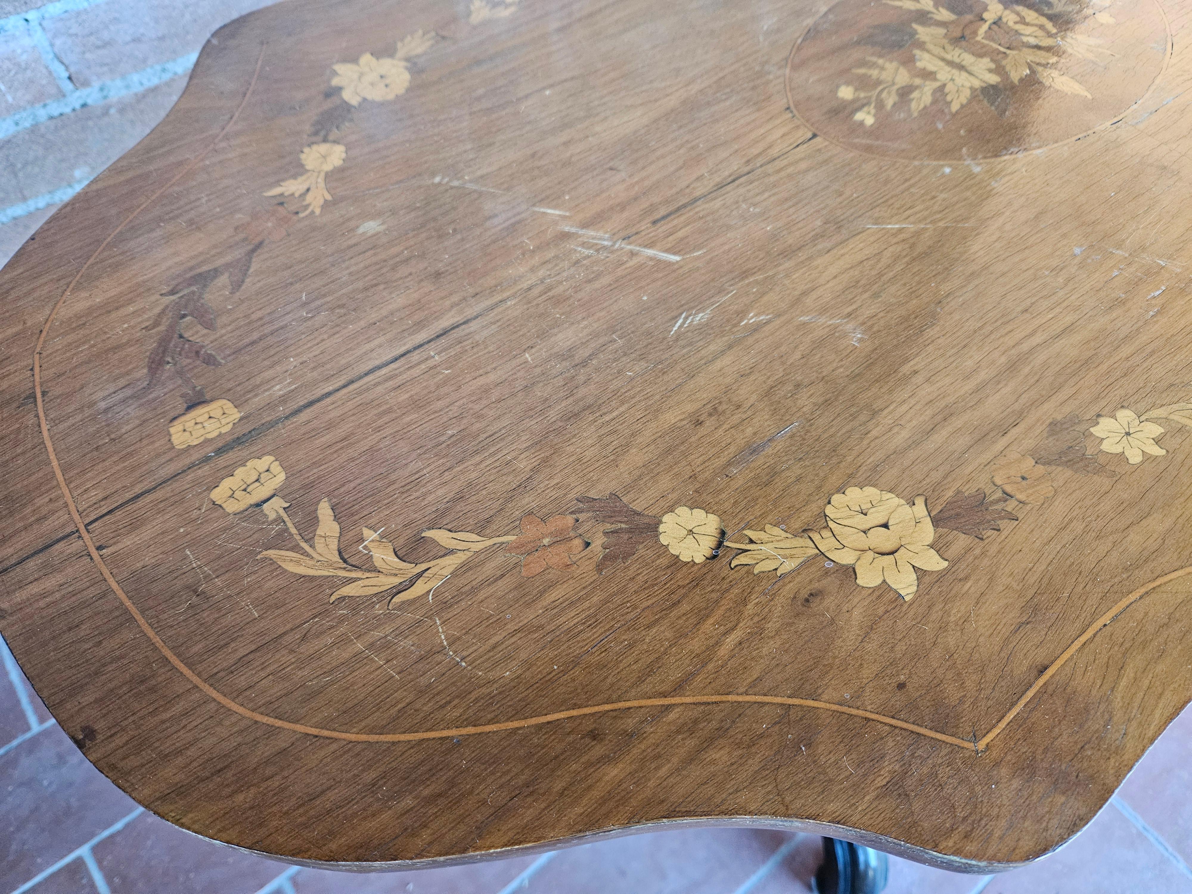 Blond walnut cookie table with maple, rose maple and mahogany inlays In Good Condition For Sale In Premariacco, IT