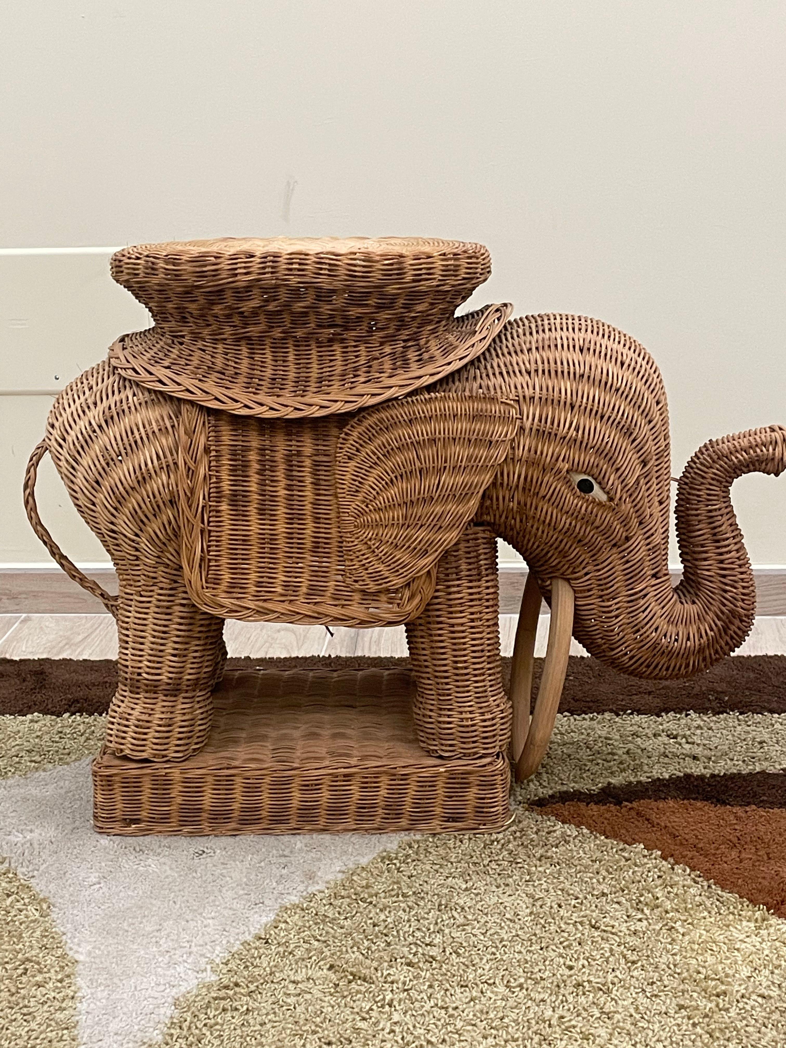 Elephant-shaped coffee table made of wicker and dating from the 1960s.

A decor that is always in fashion and perfect in all environments, in addition, the elephant is also rich in symbolism, and ensuring it also has a place where it can turn toward