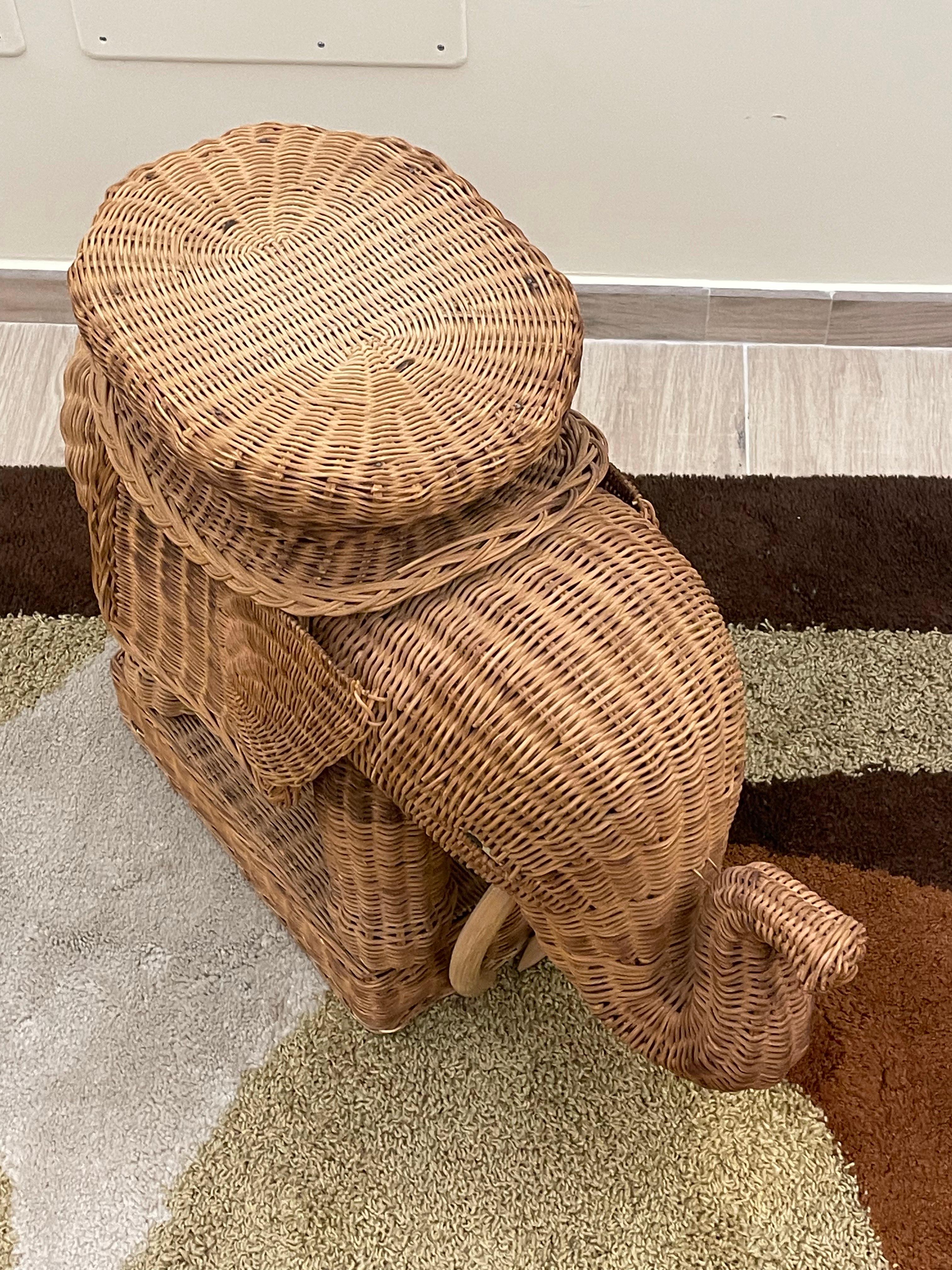 Elephant-shaped rattan coffee table, 1960s In Good Condition For Sale In SAN PIETRO MOSEZZO, NO