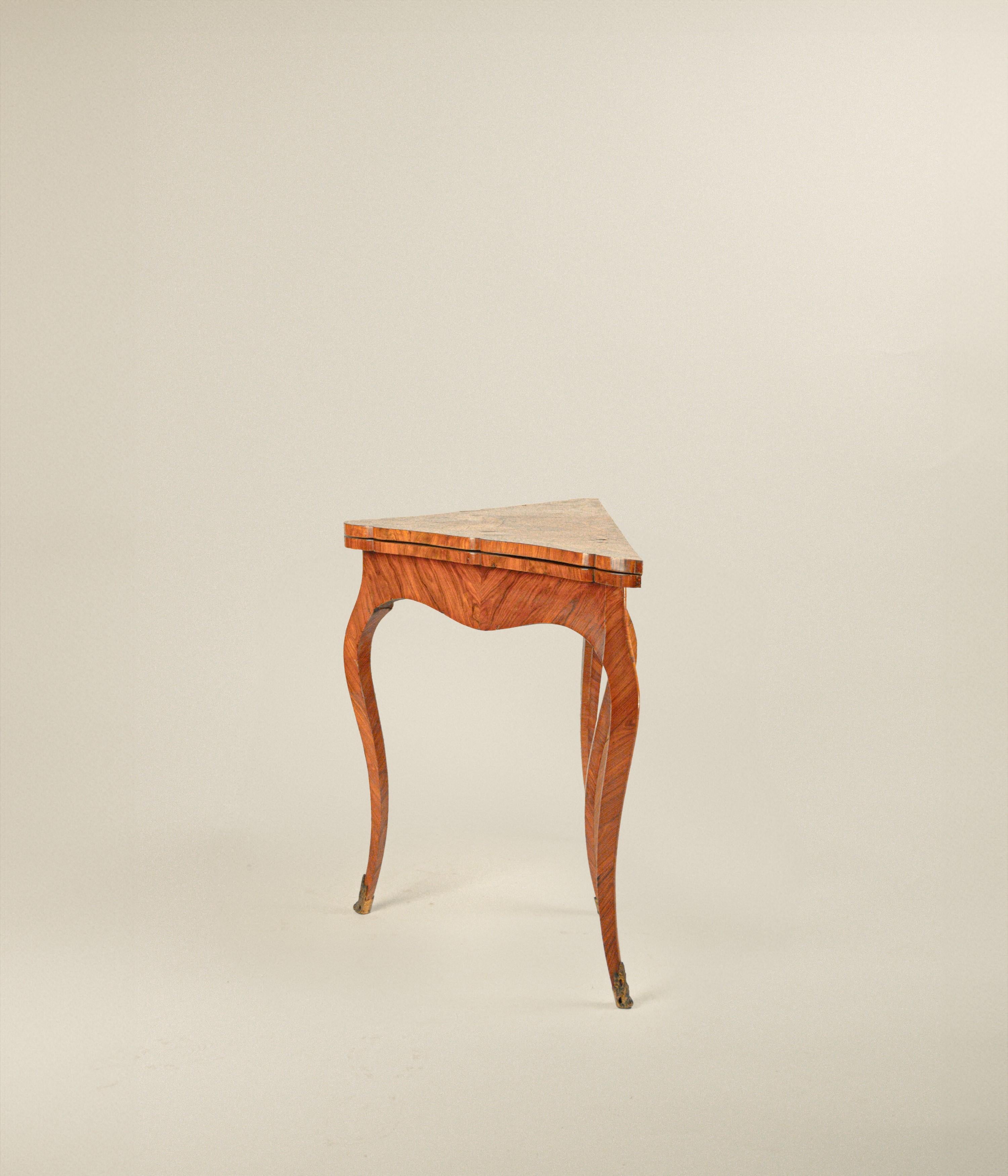 Tavolino a libro lastronato in bois de rose, Genova XVIII secolo, piano chiuso triangolare intarsiato sia all'esterno che all'interno da pannelli a spina di pesce a centrare i classici motivi a quadrifoglio entro una sottile cornice sagomata che