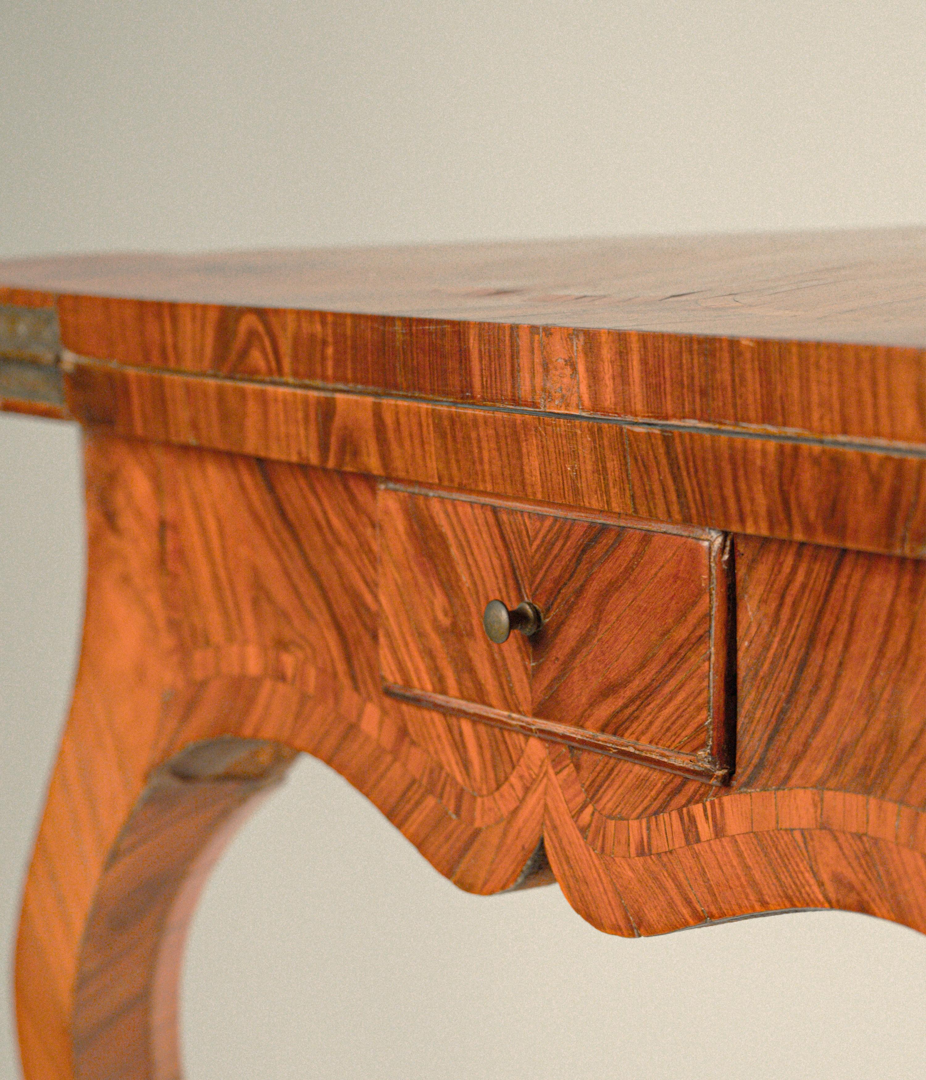 Legno Tavolino a libro lastronato in bois de rose, Genova XVIII secolo in vendita