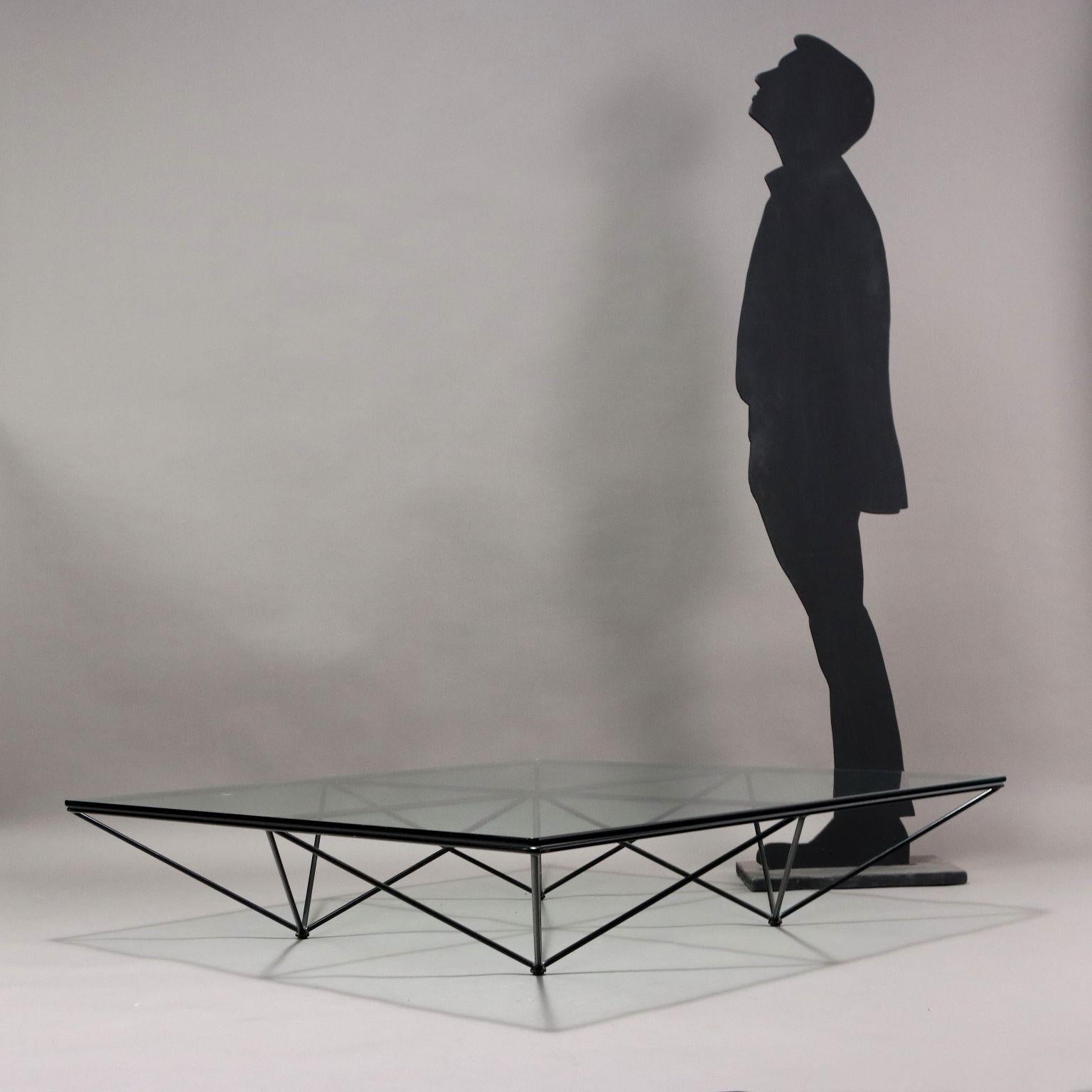 Tavolino da centro, struttura in metallo smaltato, piano in vetro.