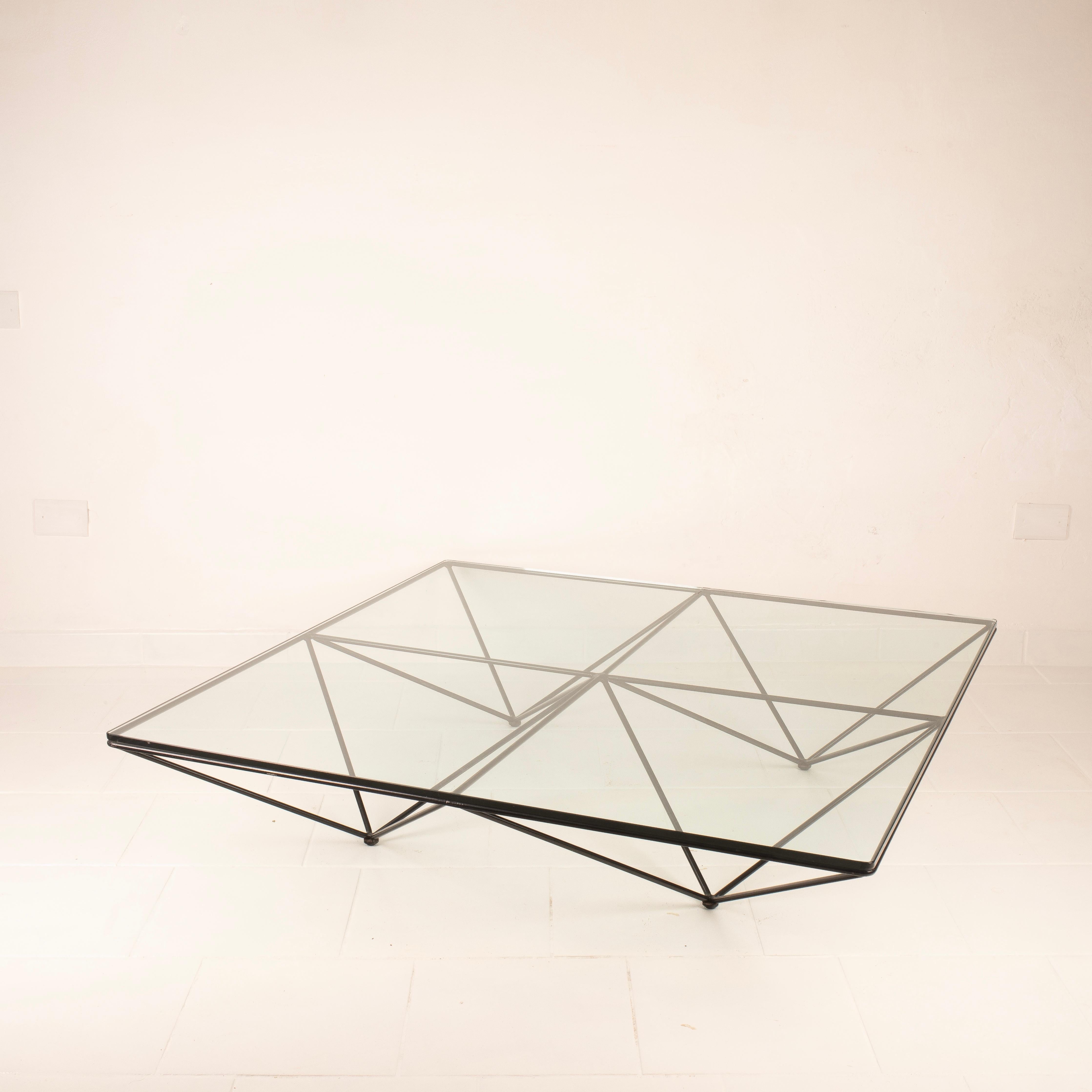Il tavolino Alanda, progettato da Paolo Piva per B&B Italia negli anni '80 e rieditato nel 2018, è un'icona del design che cattura l'essenza dell'epoca. Questo straordinario tavolino si presenta in condizioni impeccabili, quasi come nuovo,