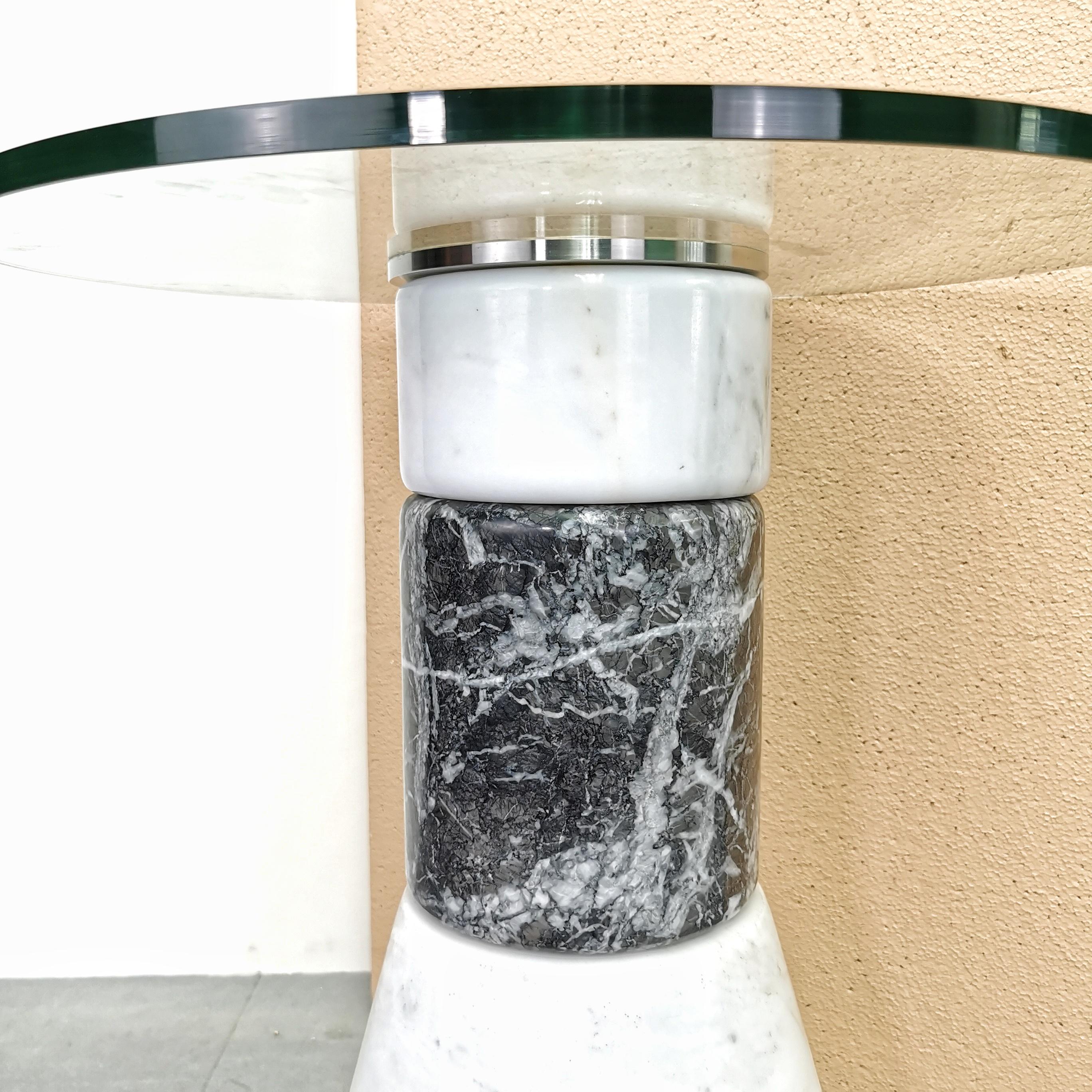 Rare table d'appoint fabriquée par Acerbis dans les années 1980. Base composée de 3 éléments en marbre calacatta et marquinha noir et plateau en verre de 15 mm. Un objet au design très élégant qui s'adapte à tous les environnements. 
L'objet ne