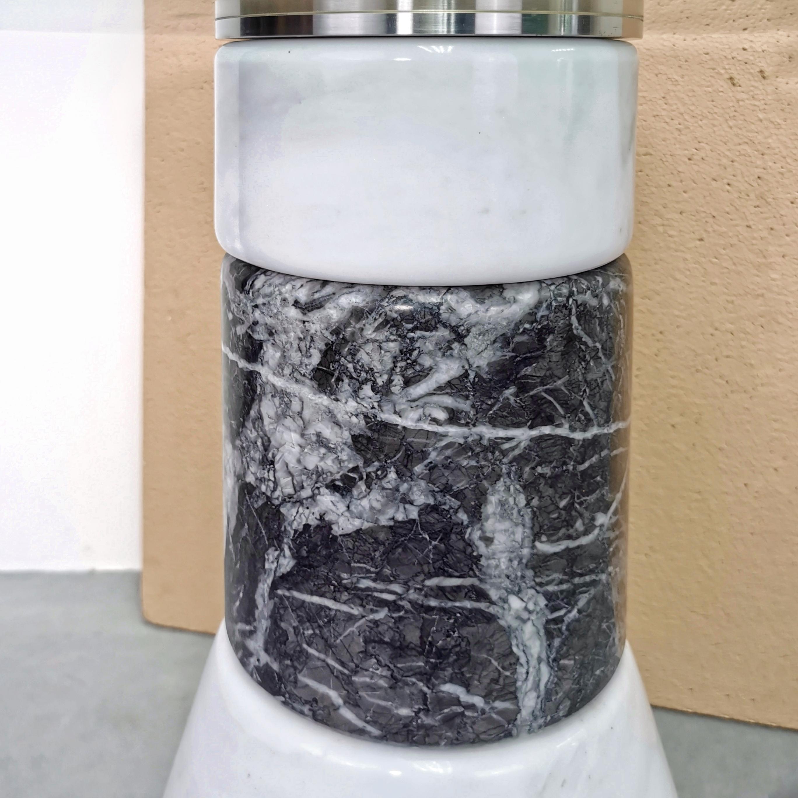 Verre Table d'appoint en marbre et verre Acerbis, production des années 1980 en vente