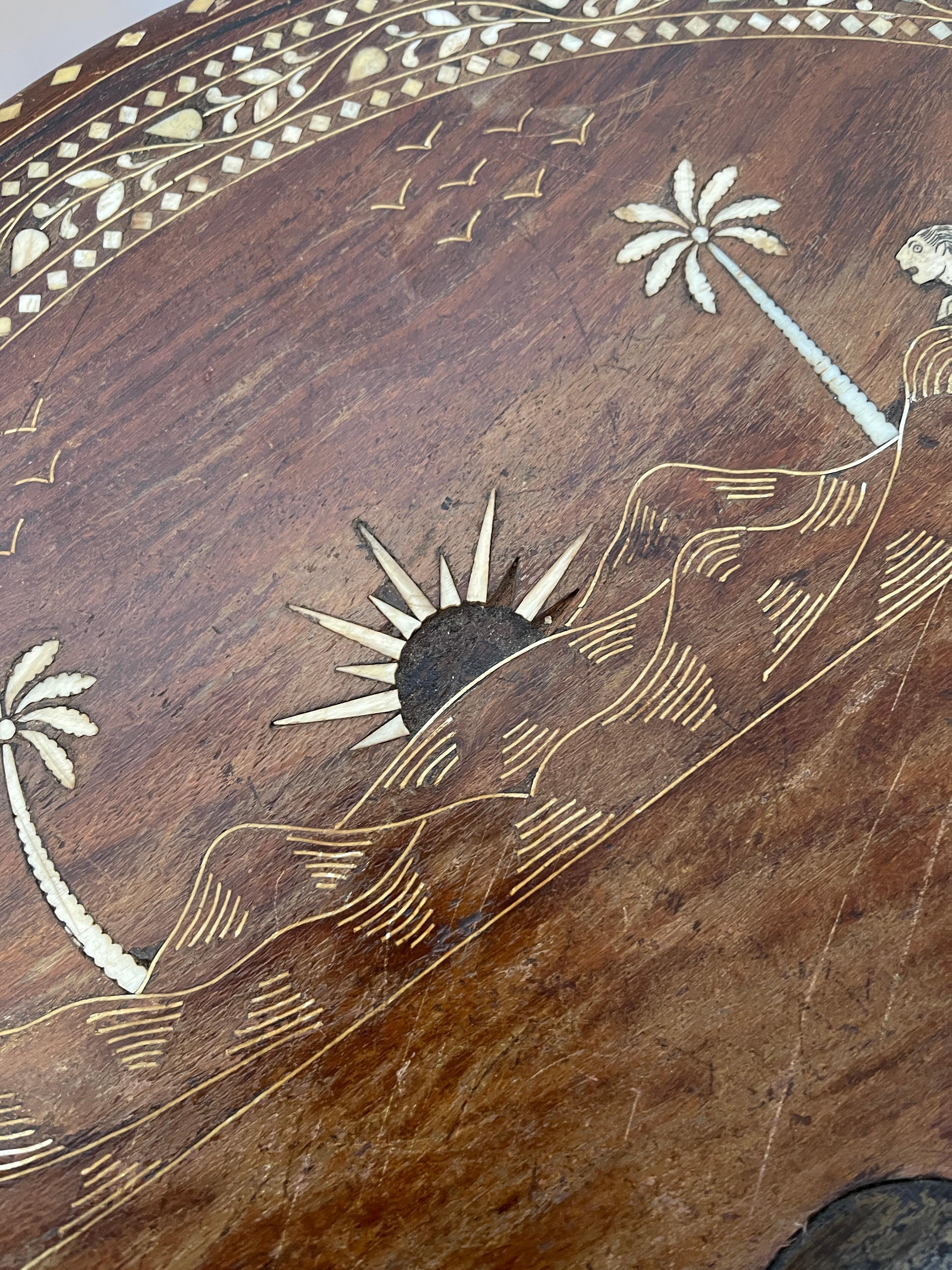 Mesa de centro angloindia mahal Elefante en marquetería de madera y hueso S. XX en Bueno estado para la venta en Cantù, IT
