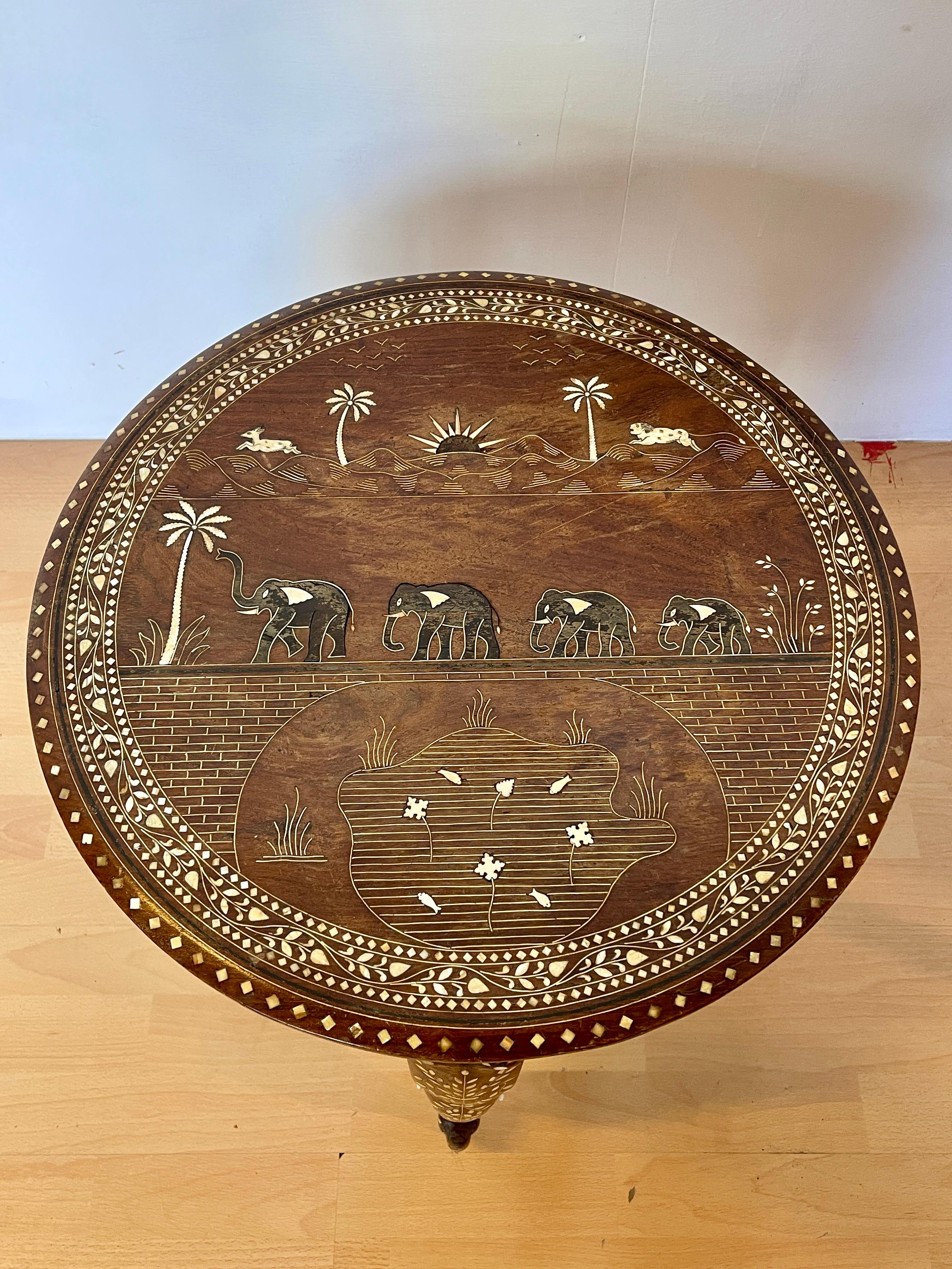 Mesa de centro angloindia mahal Elefante en marquetería de madera y hueso S. XX en venta 1