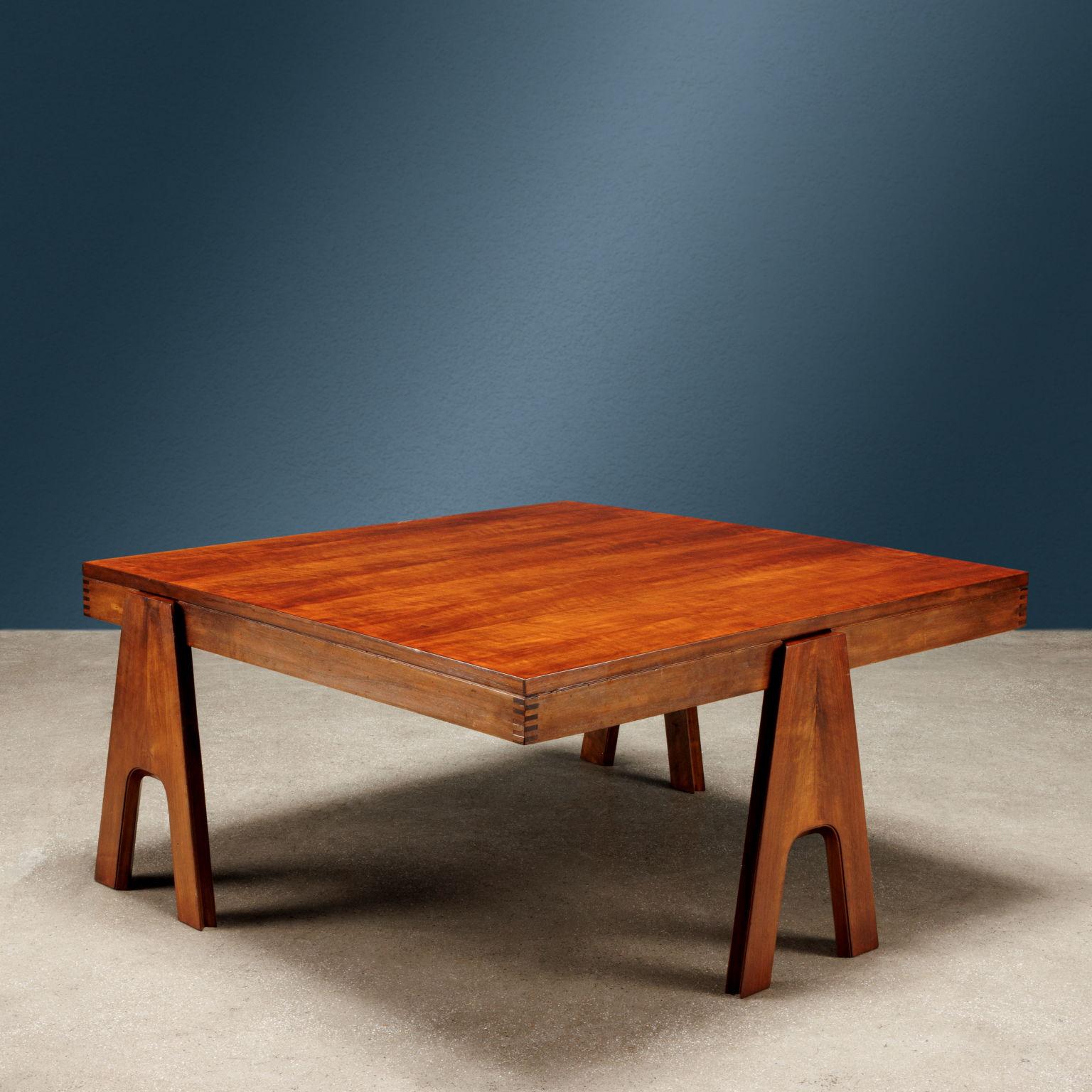 Tavolino da caffè di forma quadrata sostenuto da tre gambe realizzato nel 1955 circa da Mascheroni su disegno brevettato degli architetti Angelo Mangiarotti e Bruno Morassutti. 
