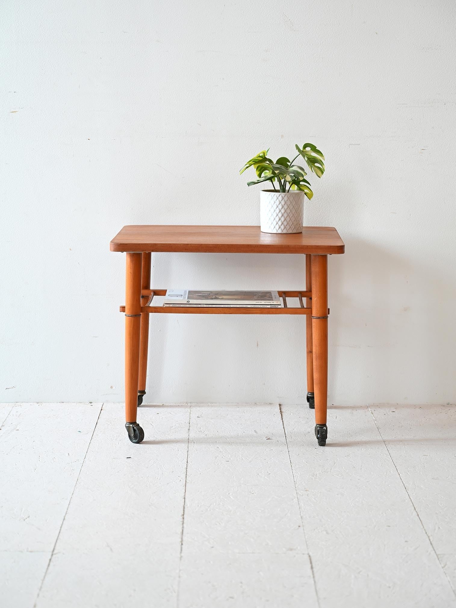 Tavolino scandinavo vintage con piano in mogano e gambe dipinte di nero. 

Ideale come tavolino per il salotto, grazie alla presenza delle ruote può essere spostato con facilità. Buone condizioni. Potrebbe presentare dei segni del tempo. Per piacere