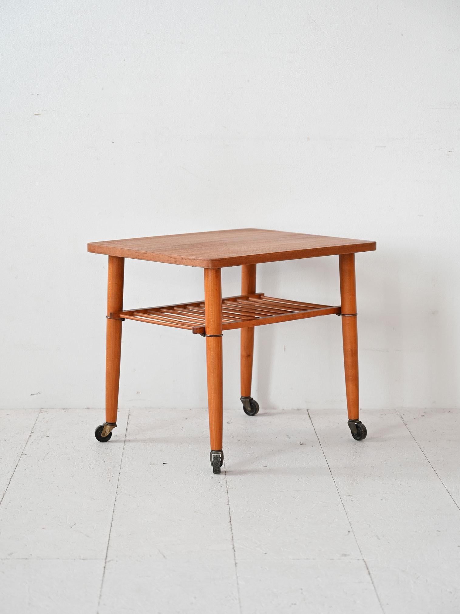 Scandinavo moderno Tavolino anni '50 con ruote in vendita