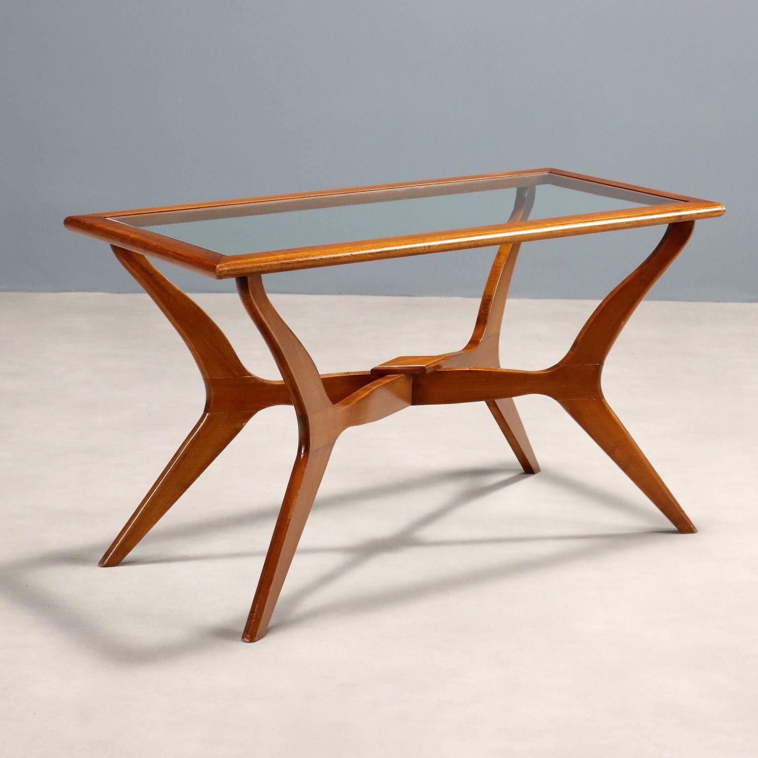 Elegante tavolino da caffè di manifattura italiana in legno di teak con piano in vetro di forma rettangolare.