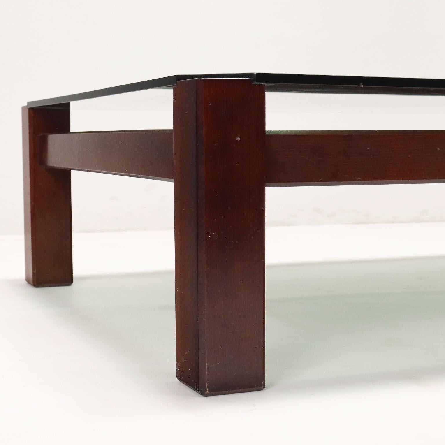 70s-80s coffee table with glass top In Good Condition For Sale In Milano, IT