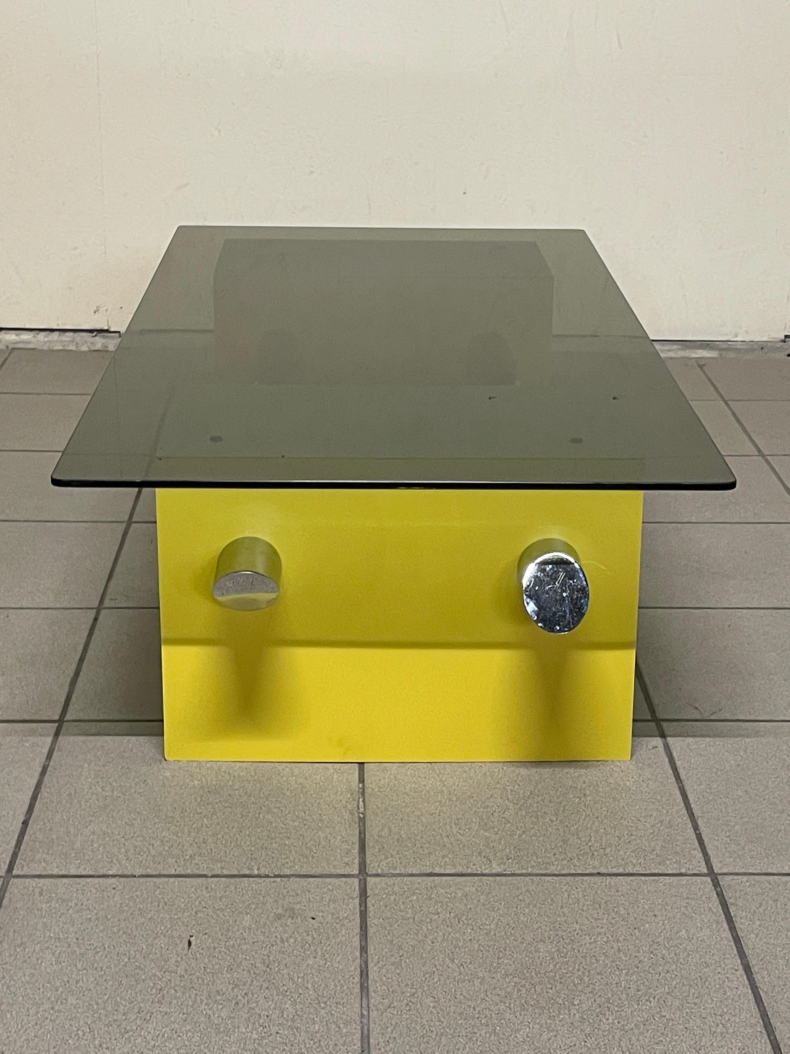 Tavolino anni '70 in formica colorata e vetro fumè in vendita 3