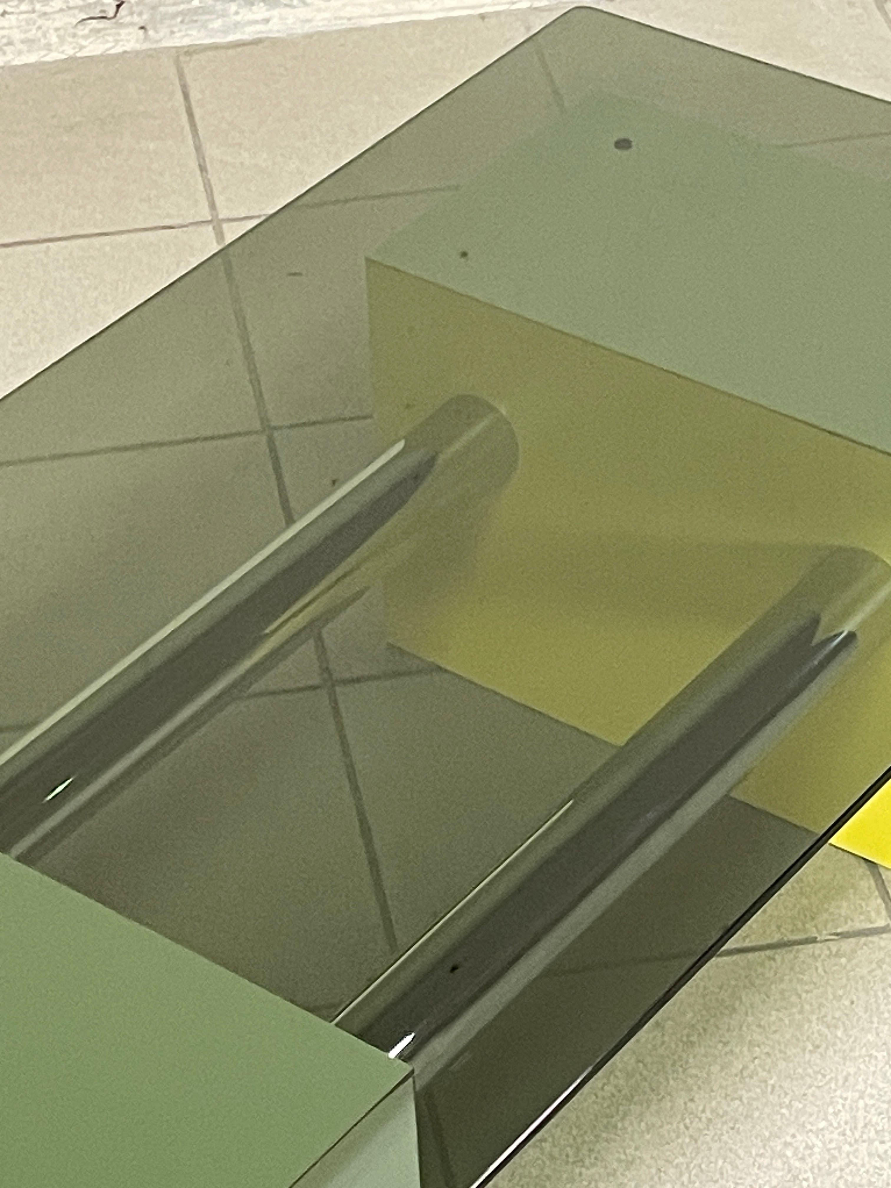Tavolino anni '70 in formica colorata e vetro fumè in vendita 4