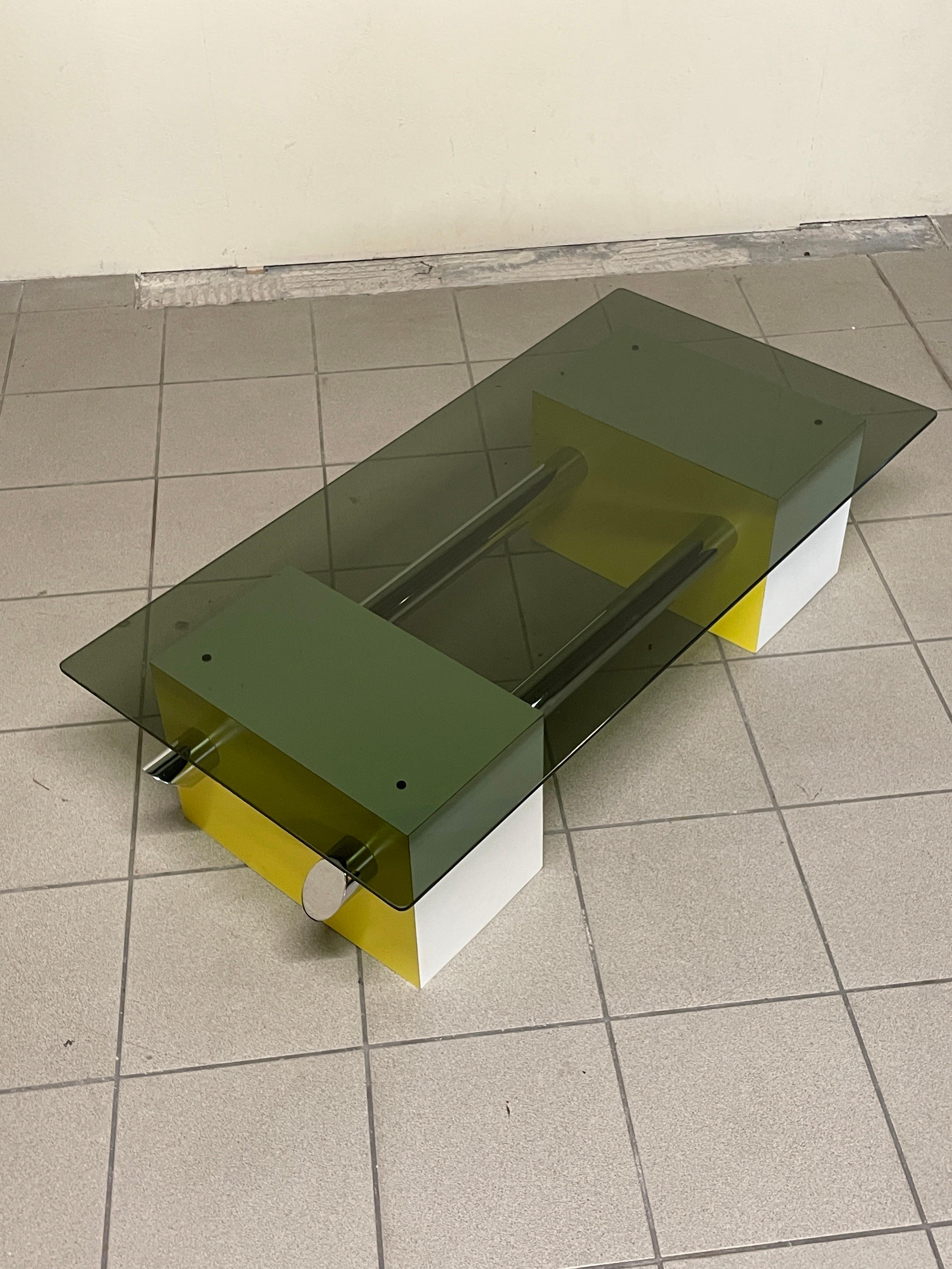 Tavolino anni '70 in formica colorata e vetro fumè in vendita 5