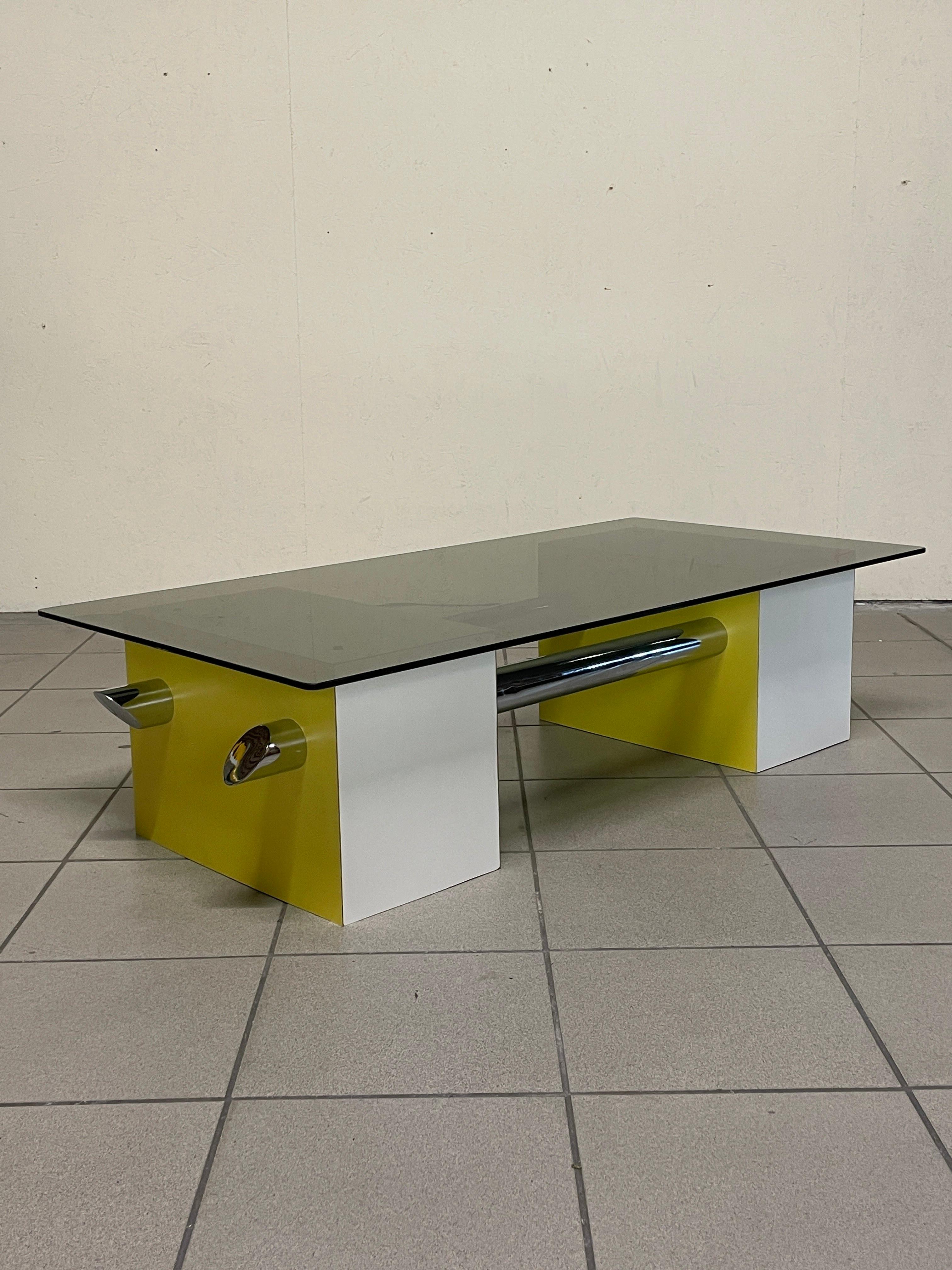 Tavolino anni '70 in formica colorata e vetro fumè in vendita 6