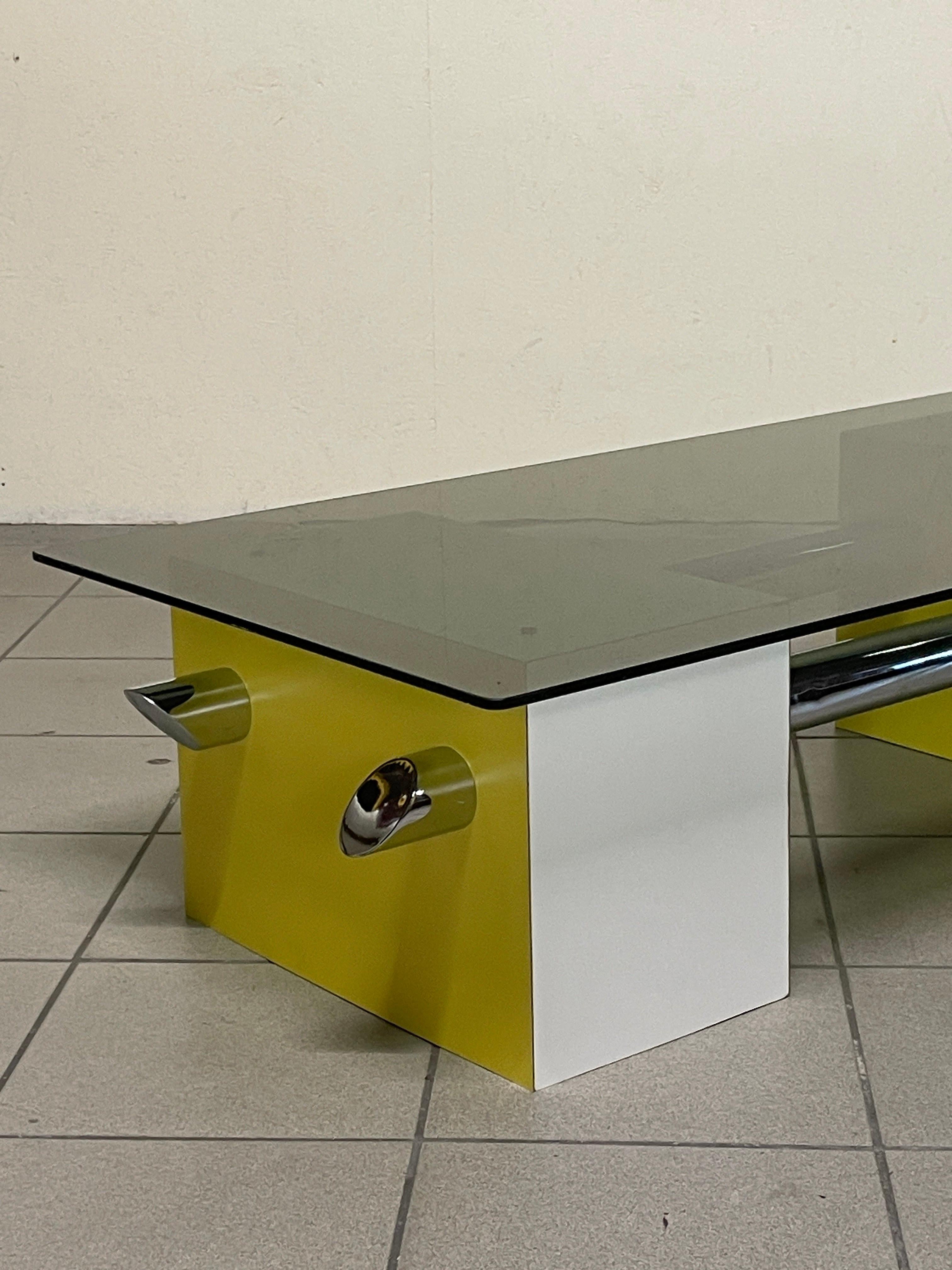 Tavolino anni '70 in formica colorata e vetro fumè in vendita 7