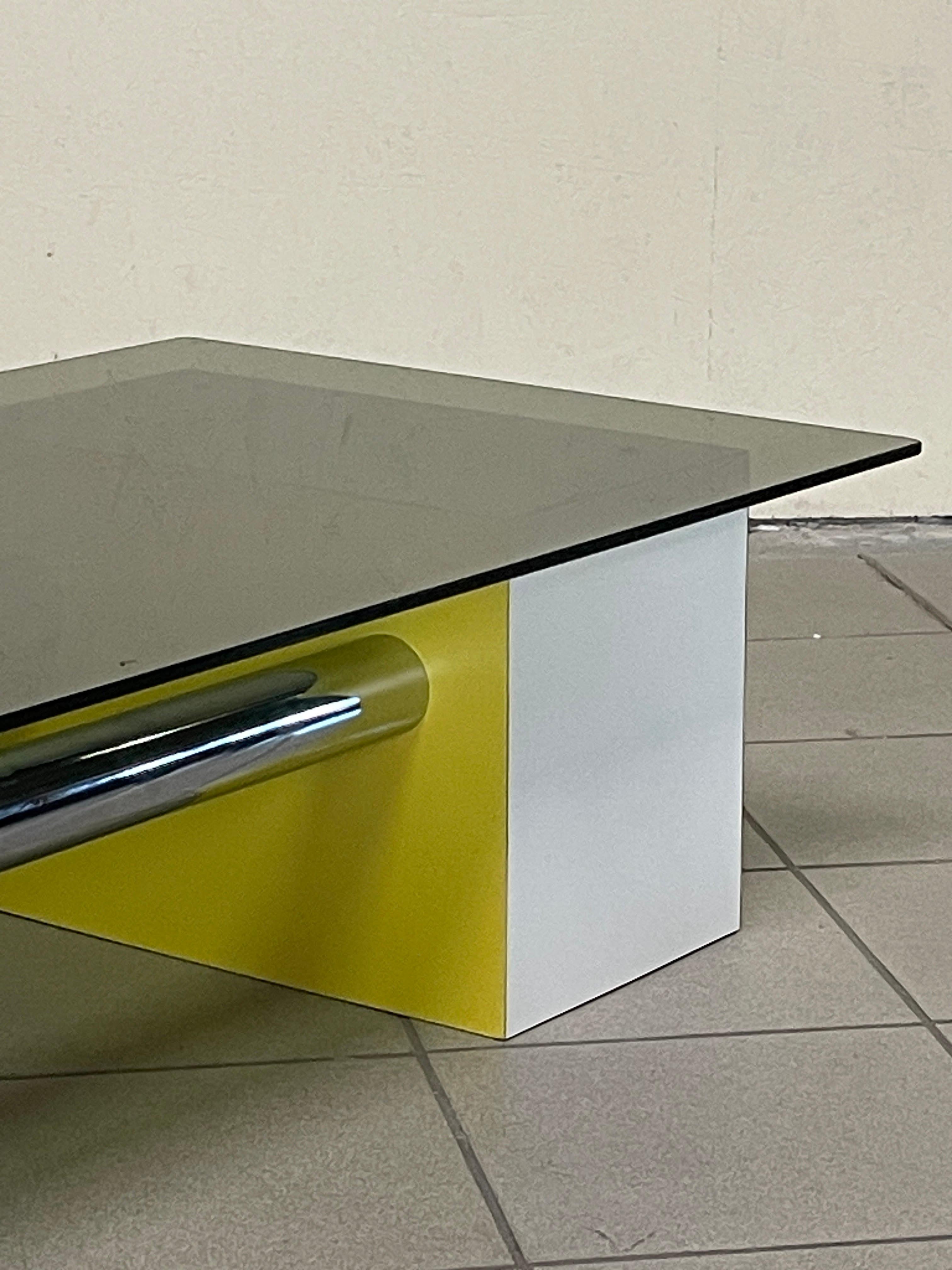 Tavolino anni '70 in formica colorata e vetro fumè in vendita 8