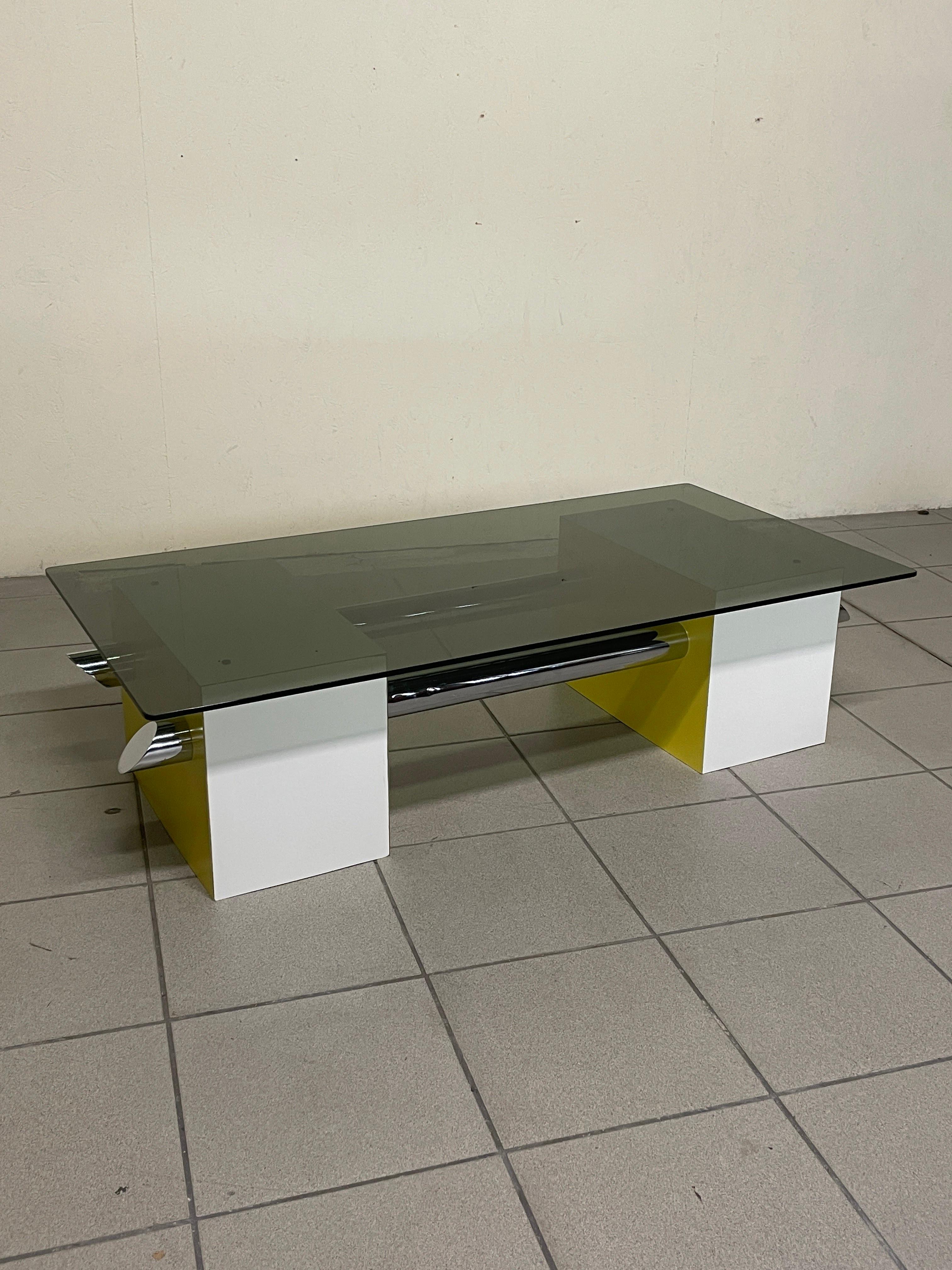 Tavolino anni '70 in formica colorata e vetro fumè in vendita 10