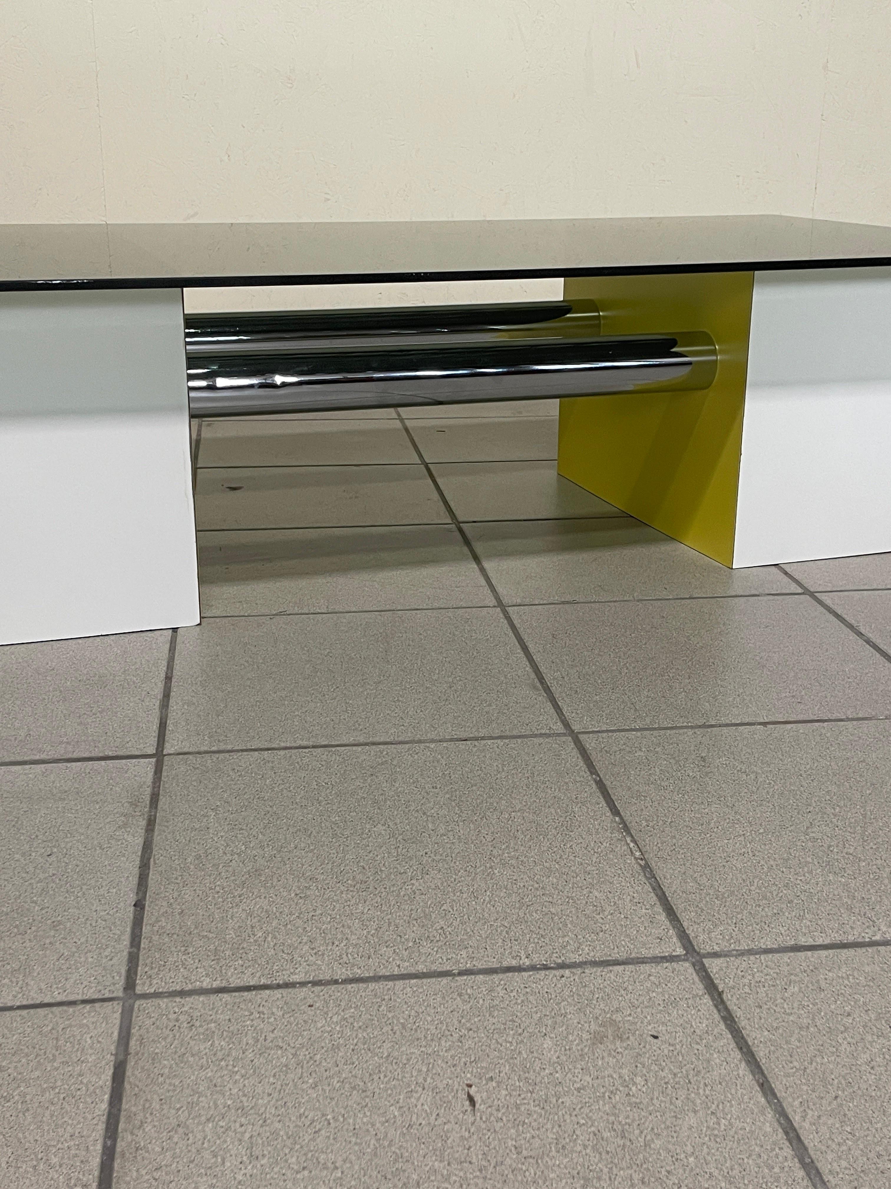 Tavolino anni '70 in formica colorata e vetro fumè in vendita 11