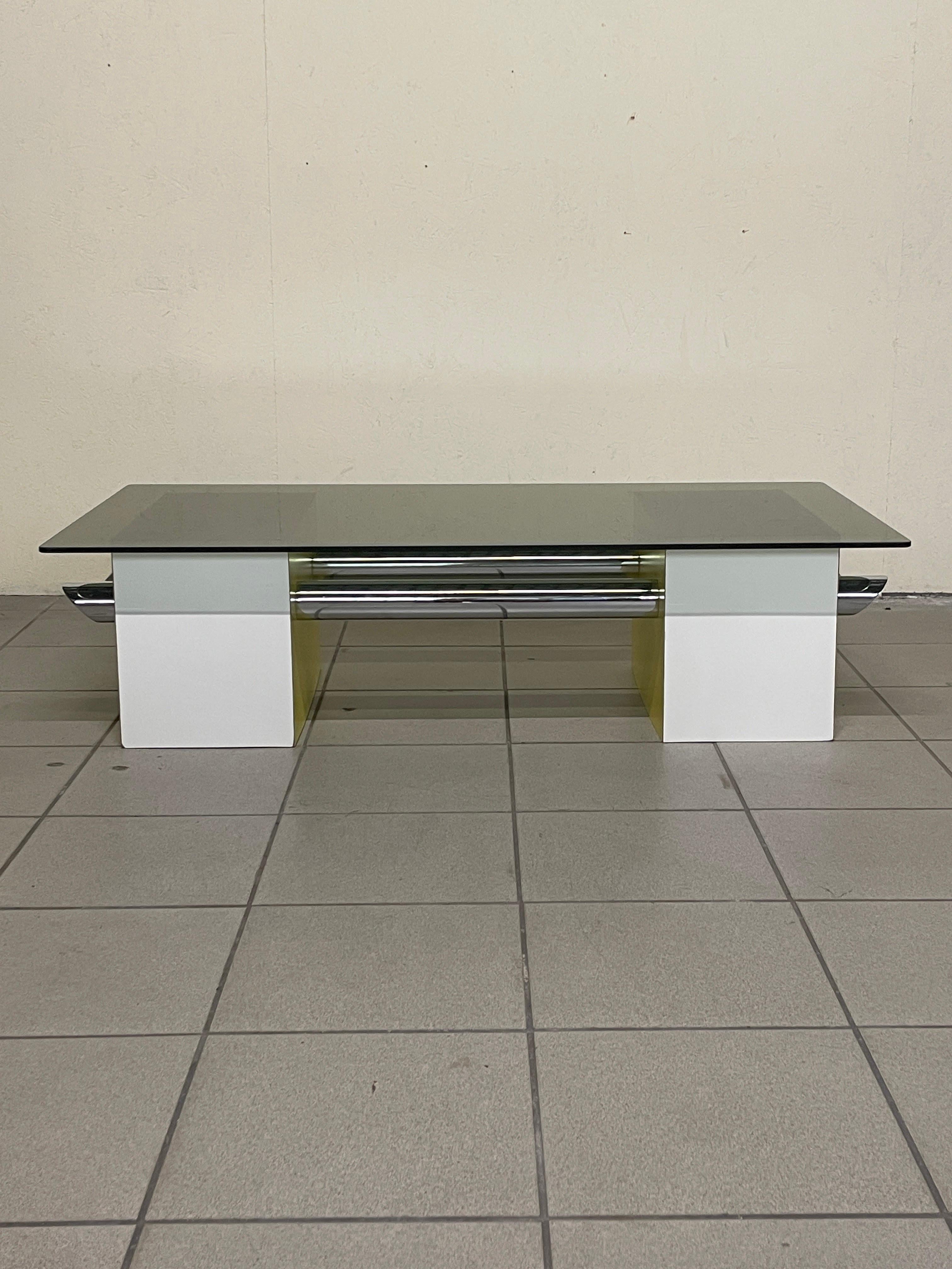 Space Age Tavolino anni '70 in formica colorata e vetro fumè in vendita