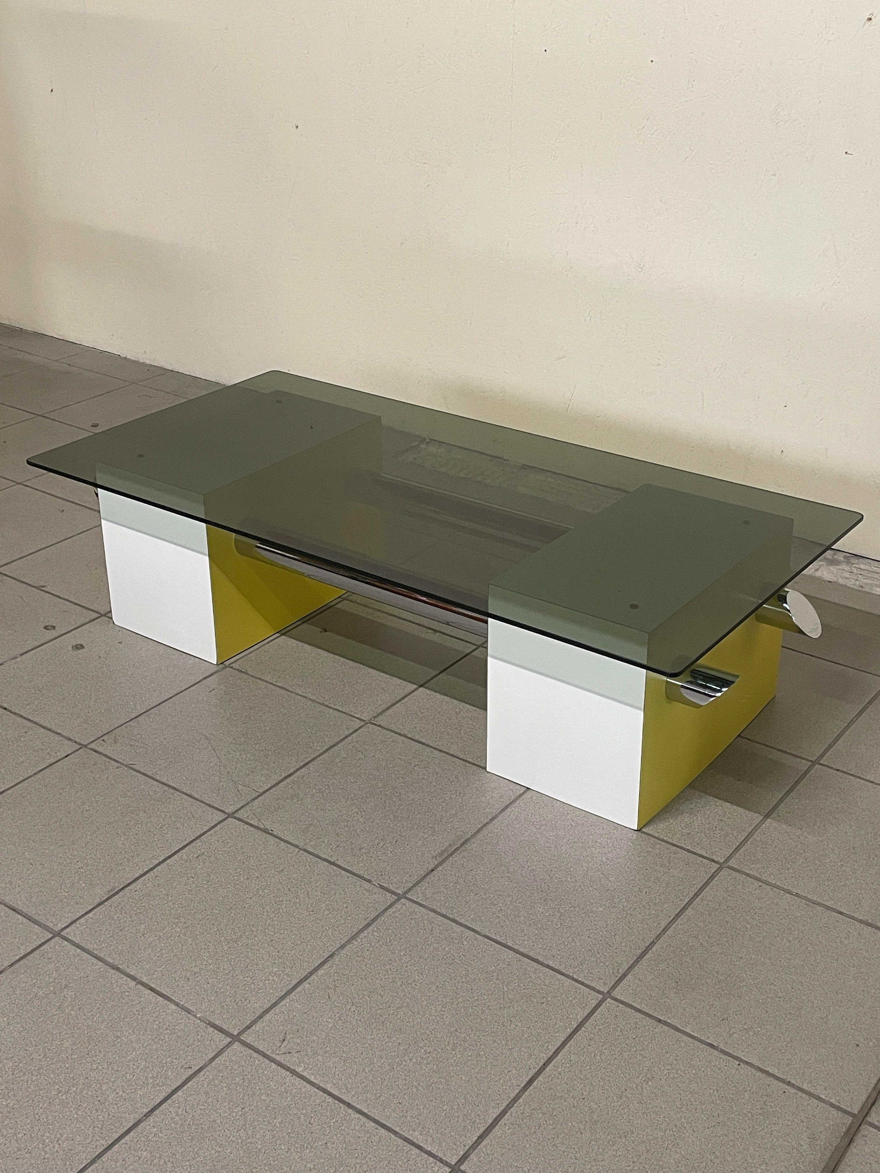 Italian Tavolino anni '70 in formica colorata e vetro fumè in vendita