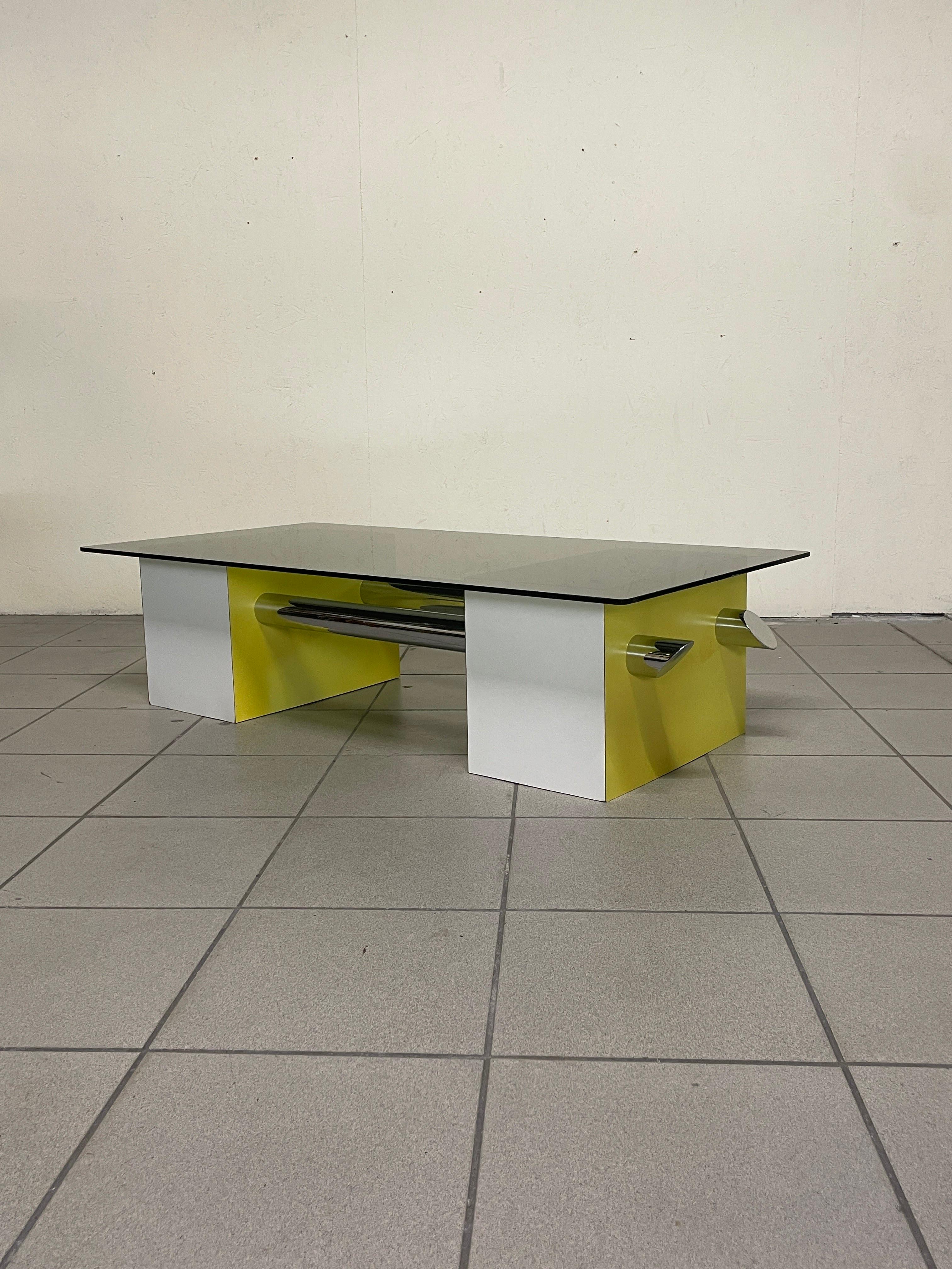 Tavolino anni '70 in formica colorata e vetro fumè In condizioni buone in vendita a SAN PIETRO MOSEZZO, NO