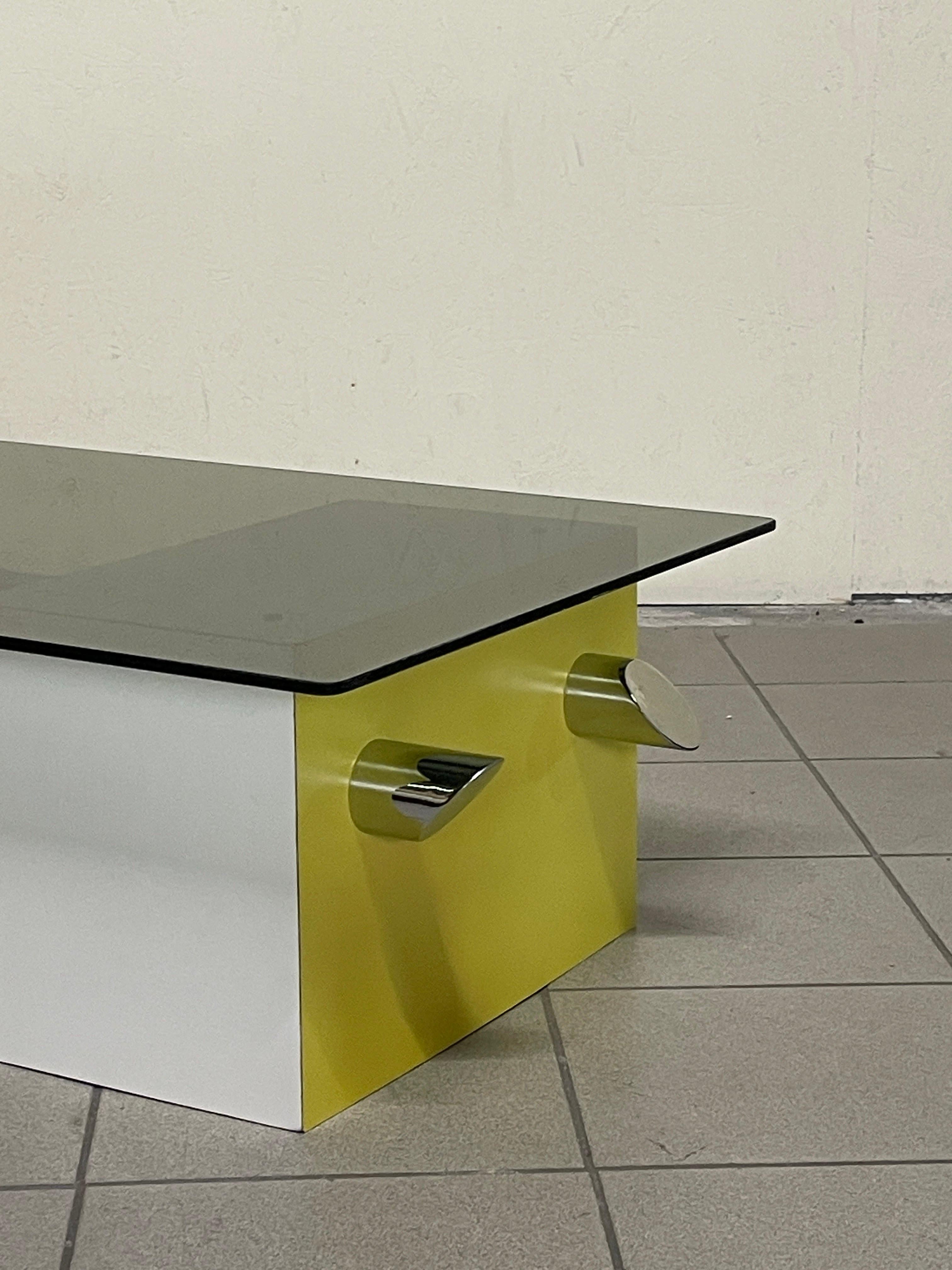 Late 20th Century Tavolino anni '70 in formica colorata e vetro fumè in vendita