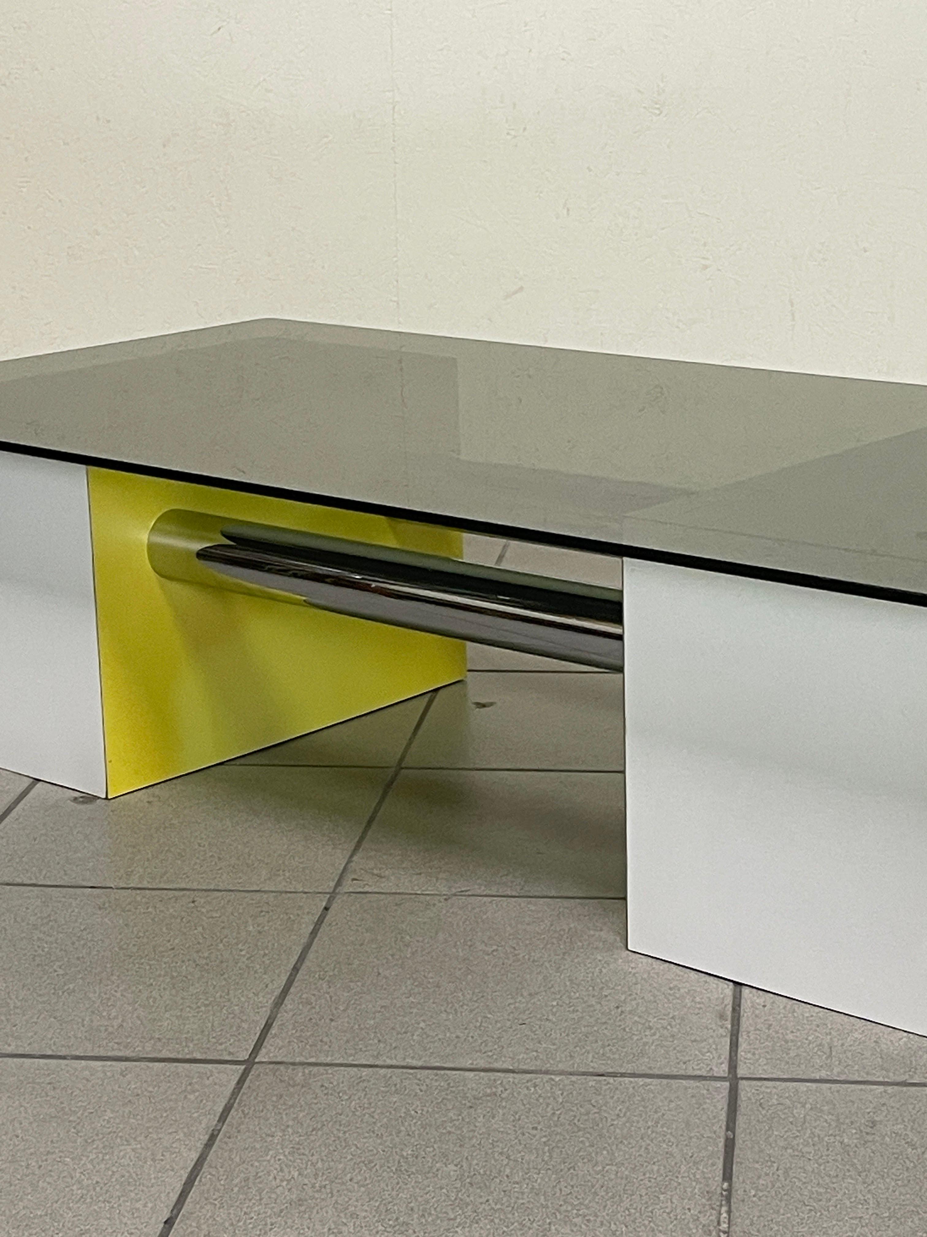 Metallo Tavolino anni '70 in formica colorata e vetro fumè in vendita