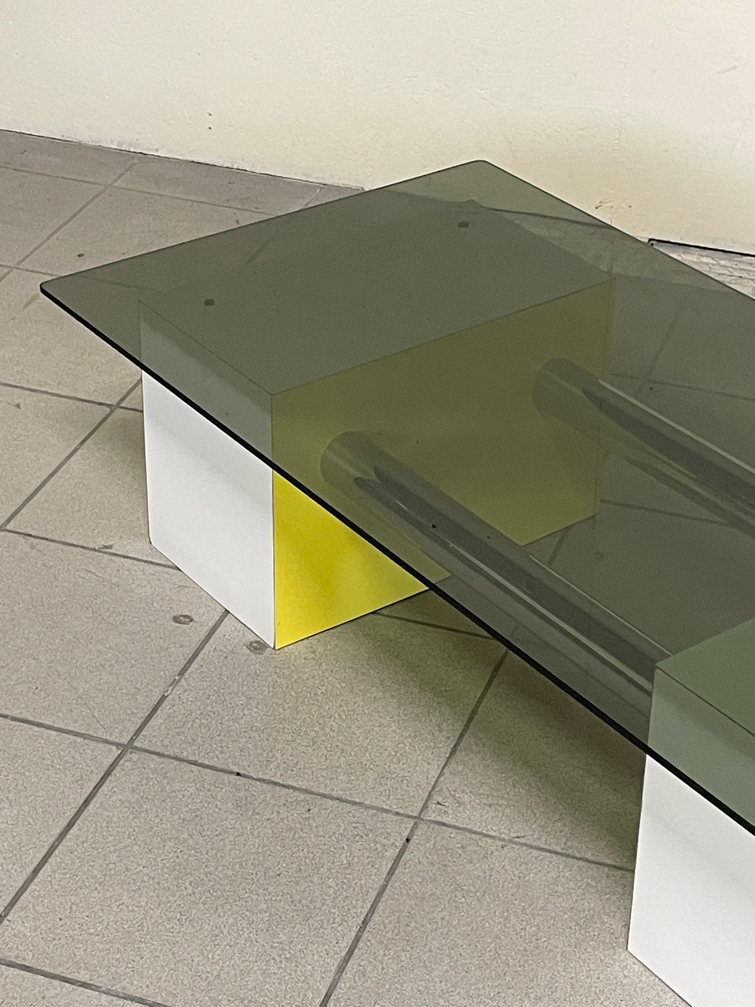Tavolino anni '70 in formica colorata e vetro fumè in vendita 1