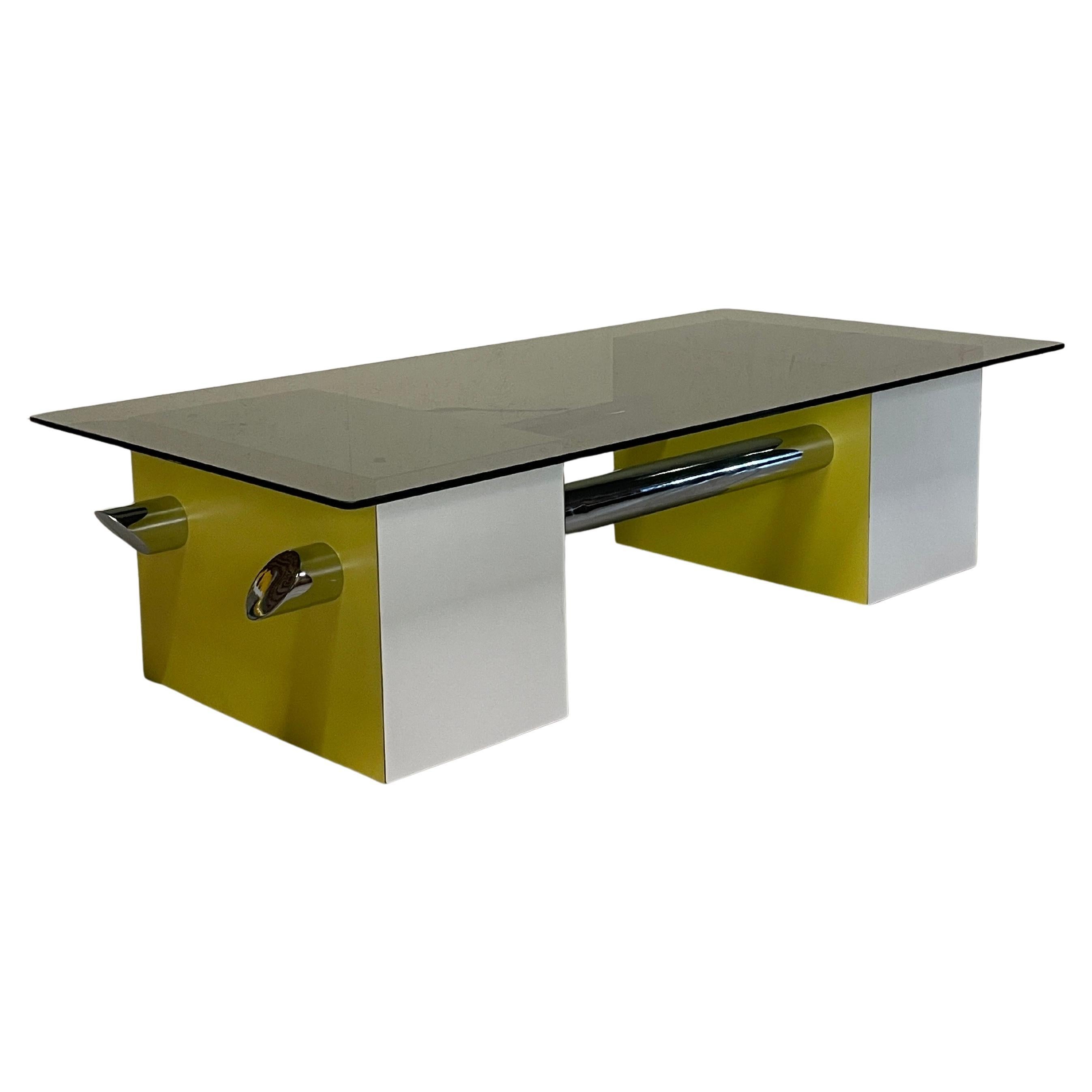 Tavolino anni '70 in formica colorata e vetro fumè in vendita