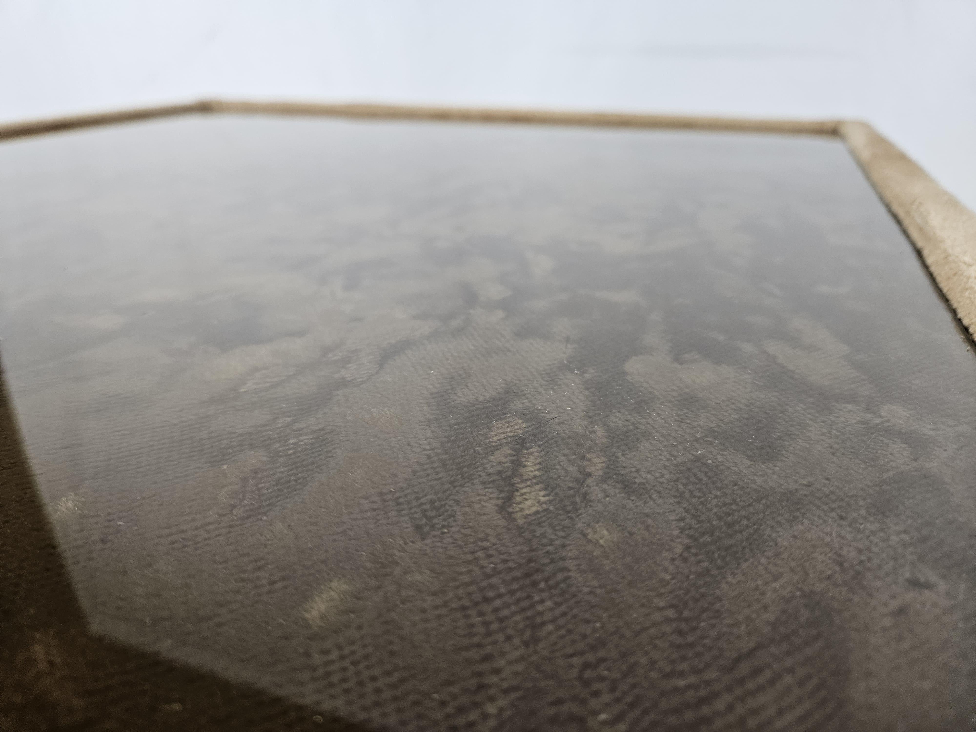 Table basse des années 1970 recouverte de tissu et dotée d'un plateau en verre en vente 4