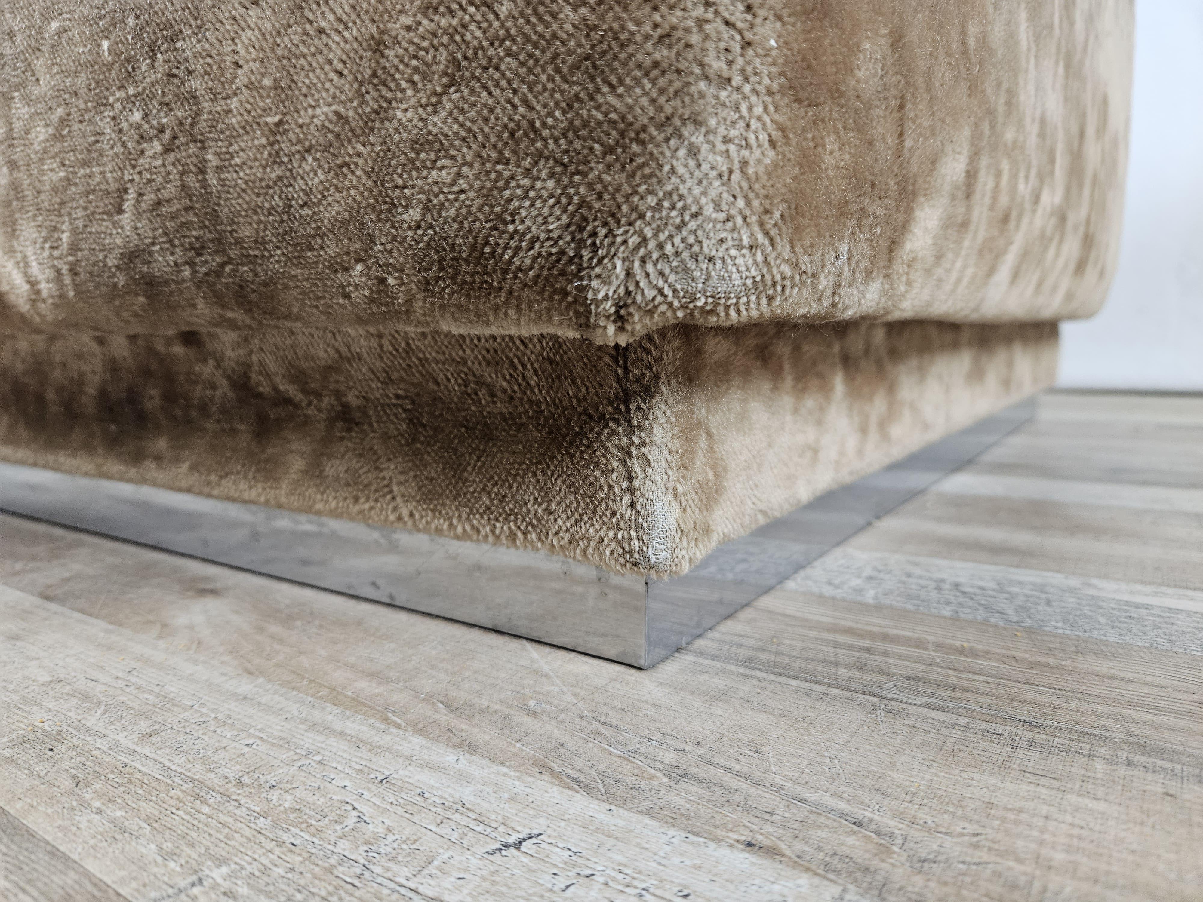 Table basse des années 1970 recouverte de tissu et dotée d'un plateau en verre en vente 5