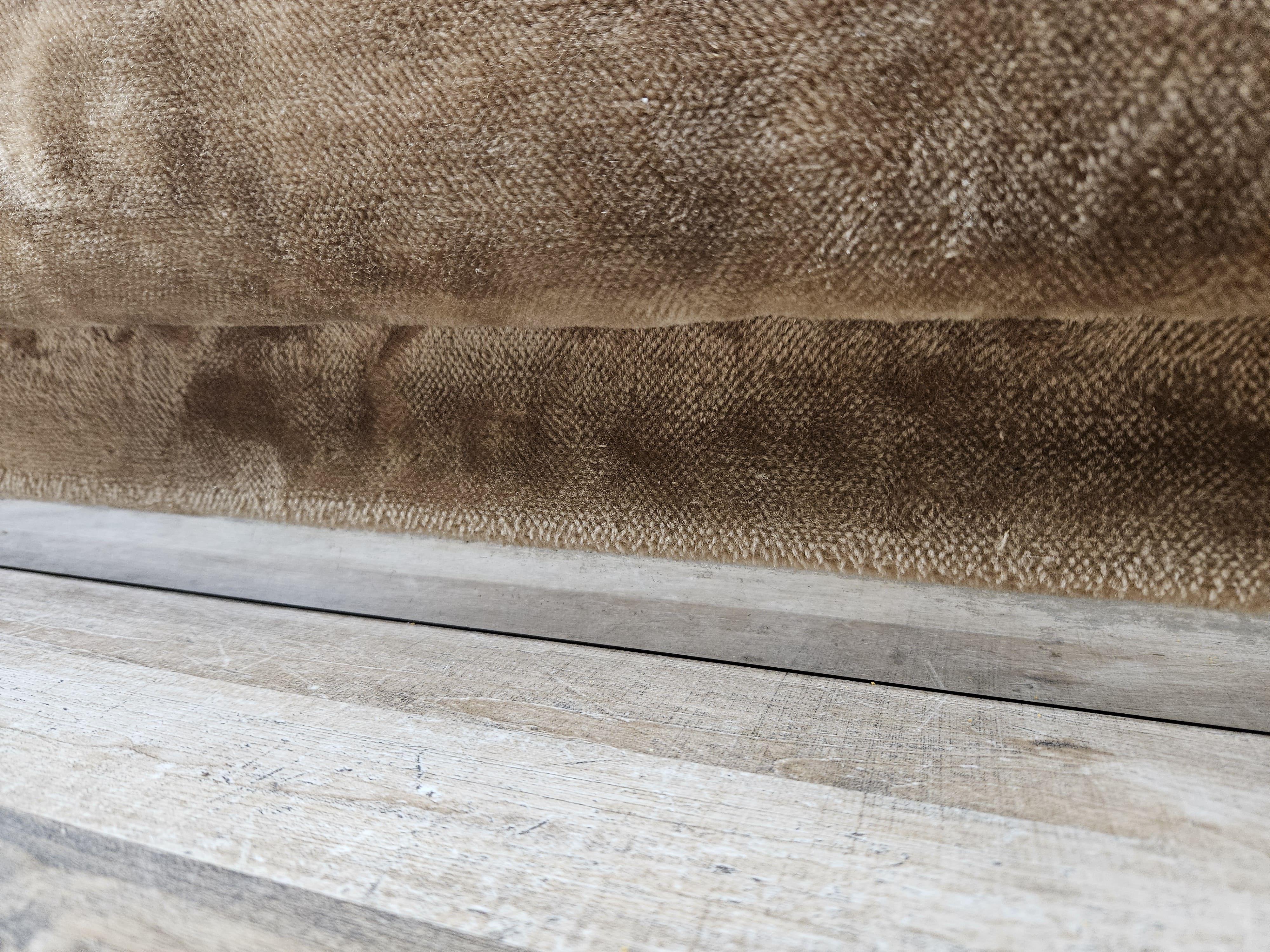 Table basse des années 1970 recouverte de tissu et dotée d'un plateau en verre en vente 6