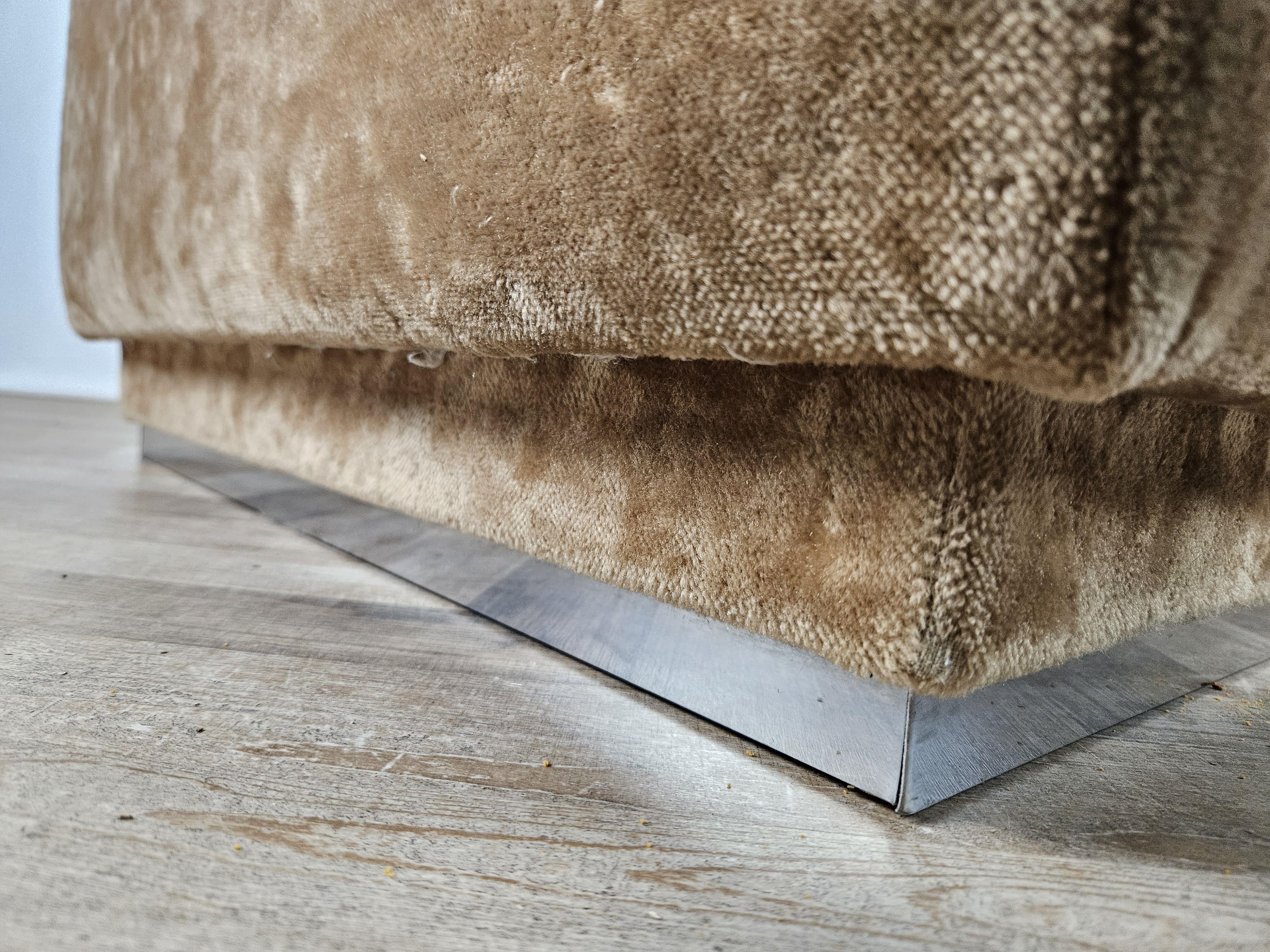 Table basse des années 1970 recouverte de tissu et dotée d'un plateau en verre en vente 7