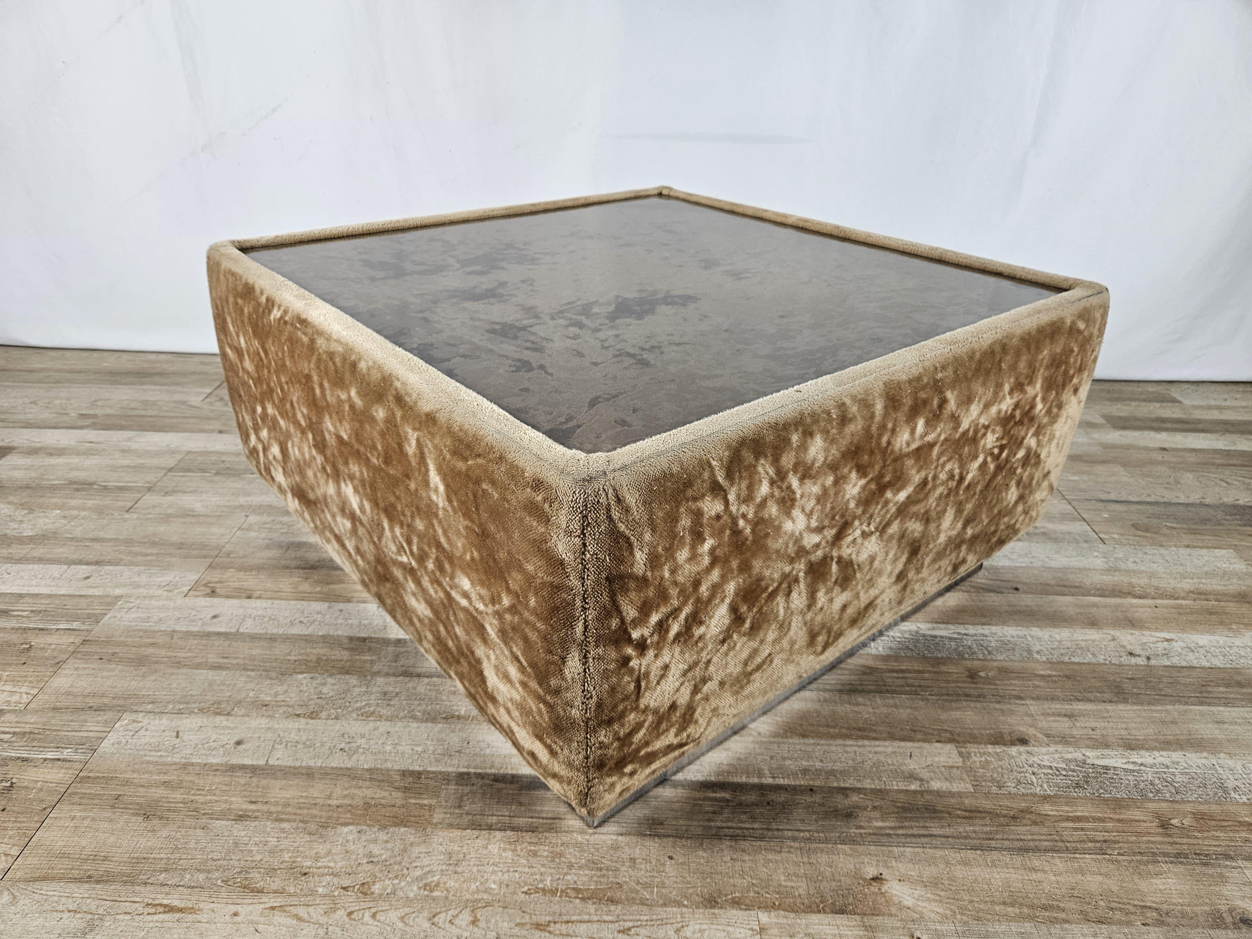 Une table centrale avec un plateau supérieur en verre recouvert d'un tissu doux et une base en acier, un produit des années 1970 en Italie.

Le tissu est en bon état, avec quelques signes d'usure sur les bords, comme on peut le voir sur la photo.