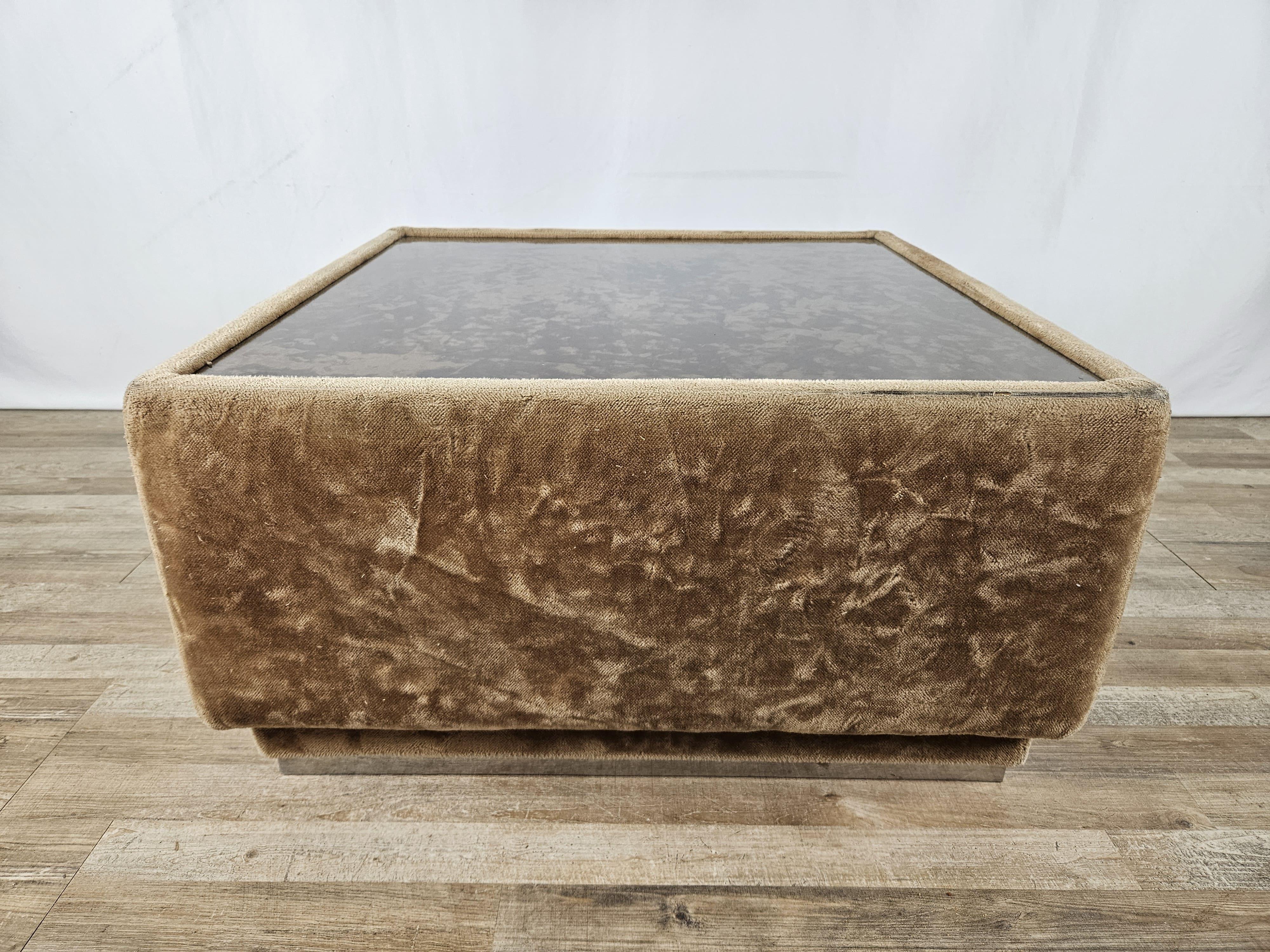 Mid-Century Modern Table basse des années 1970 recouverte de tissu et dotée d'un plateau en verre en vente