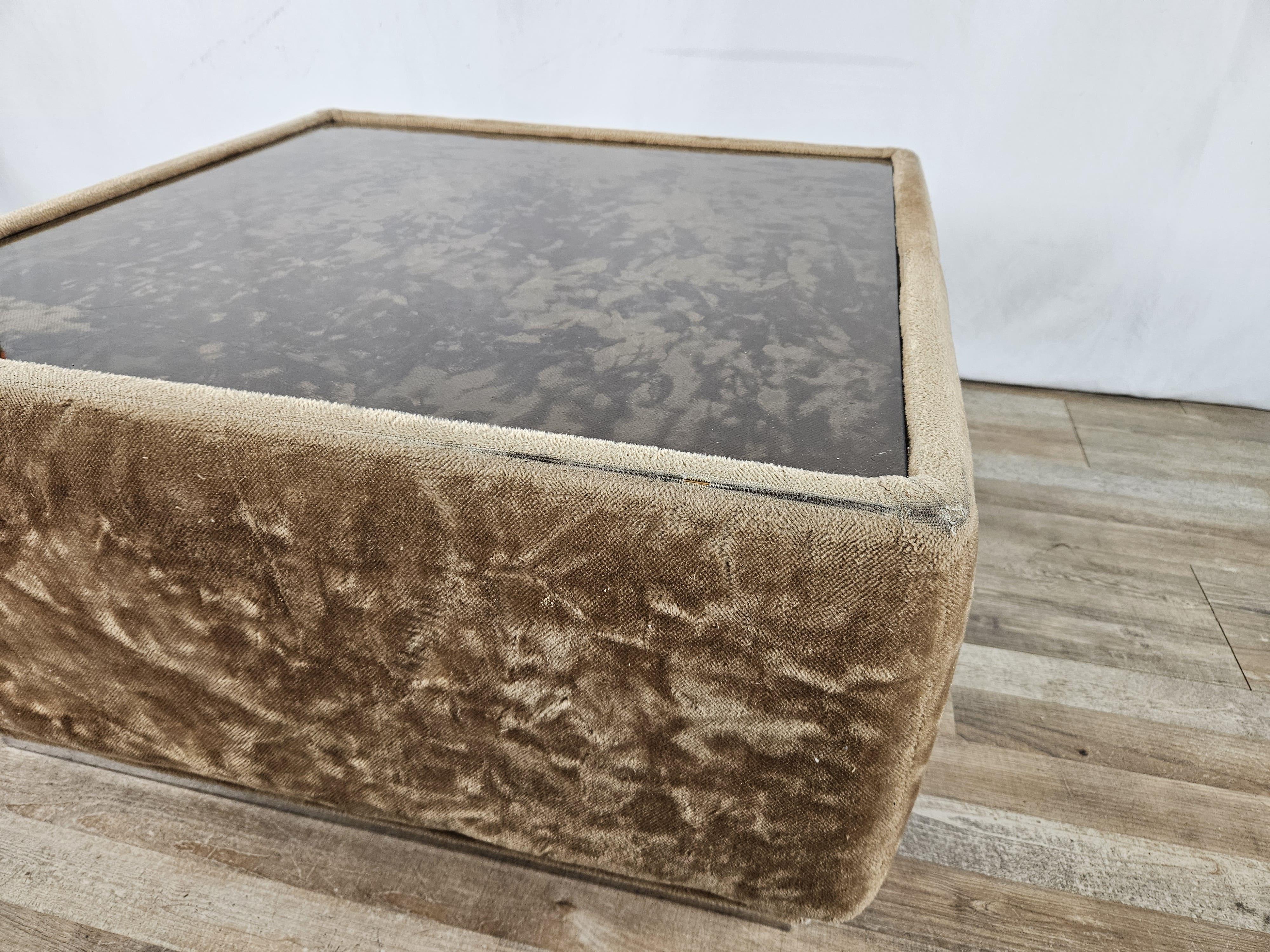 Italian Table basse des années 1970 recouverte de tissu et dotée d'un plateau en verre en vente